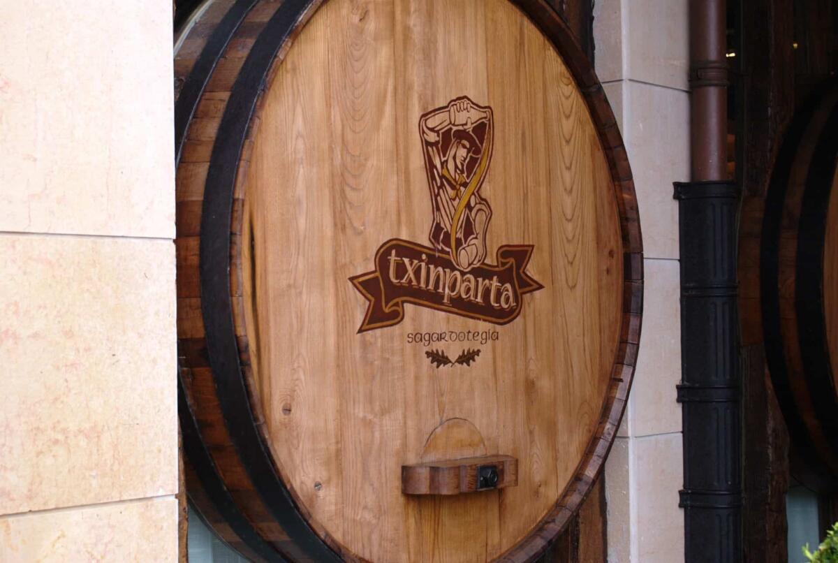 Kupelas de madera en una sidrería de Astigarraga, cuna del txotx vasco