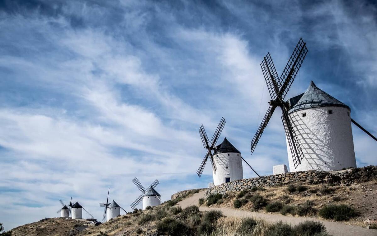 Paisaje rural español con molinos, símbolo de las joyas ocultas de España