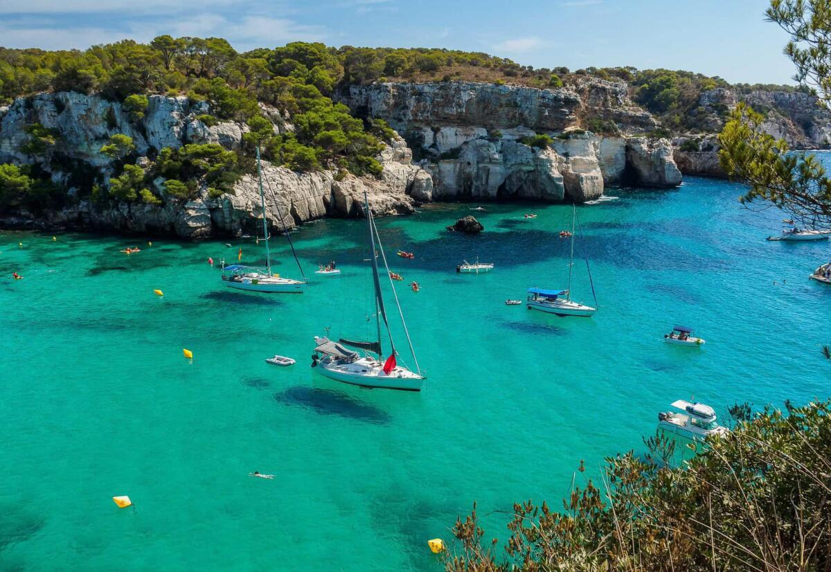 Cala Macarella, una de las mejores calas de Menorca con aguas turquesas
