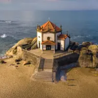 Visita La Capela do Senhor da Pedra, un tesoro en la playa de Portugal