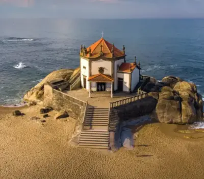 visita la capela do senhor da pedra un tesoro en la playa de portugal