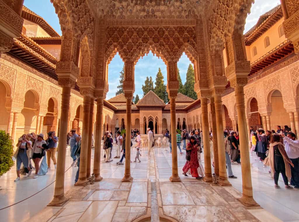 # Qué hacer en Granada en un día Granada es una de esas ciudades que, aunque pequeña en extensión, concentra una cantidad impresionante de historia, arte, sabores y emociones. Si solo dispones de **un día** para descubrirla, es posible crear un itinerario que combine lo imprescindible con experiencias auténticas, sin perder la esencia que la hace única. A continuación, te proponemos una ruta paso a paso, con horarios sugeridos, consejos prácticos y alternativas para que tu visita sea cómoda, enriquecedora y, sobre todo, inolvidable. --- ## 1. Despedida del sueño y llegada a la Alhambra (08:30 – 12:00) El día empieza temprano, porque la Alhambra abre sus puertas a las **08:30** y, según la visita guiada oficial, el primer horario es el que ofrece la mayor tranquilidad para explorar los Palacios Nazaríes sin aglomeraciones. Reserva tu entrada con antelación en la web oficial de la Alhambra; el precio de la entrada general es de **14 €** y el ticket incluye el acceso a la Alcazaba, los Palacios Nazaríes, el Generalife y el Palacio de Carlos V. Al cruzar la puerta de la **Puerta de la Justicia**, prepárate para sumergirte en un universo de azulejos de colores, arabescos y patios con fuentes que susurran siglos de historia. No te pierdas el **Patio de los Leones**, la **Sala de los Abencerrajes** y la **Sala de los Embajadores**, donde la luz natural se filtra a través de los delicados mocárabes creando efectos de sombra que parecen pinturas vivas. Tras el recorrido por los palacios, dedica al menos **45 minutos** al **Generalife**, el jardín de verano de los sultanes. Sus terrazas ofrecen vistas panorámicas sobre la ciudad y la Sierra Nevada, perfectas para una breve pausa y alguna foto que capture la magia del lugar. > La Alhambra y el Generalife son el punto de partida obligatorio para cualquier visita a Granada, pues representan el culmen del arte nazarí en la península ibérica.[(Granada Direct)](https://www.granadadirect.com/guias/granada-en-un-dia/) <img decoding=