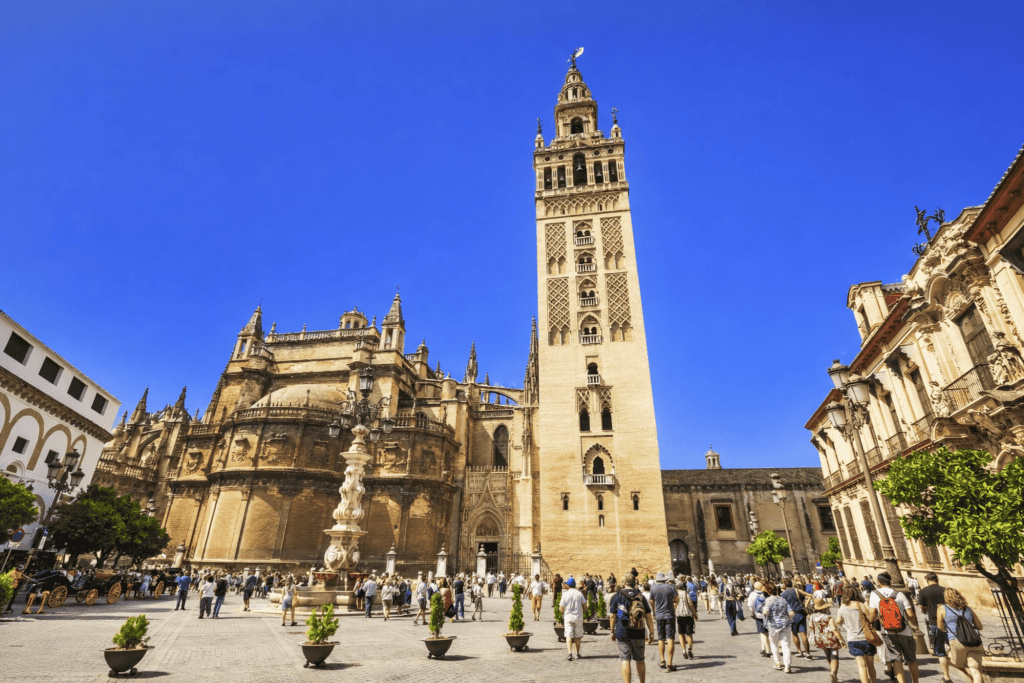 our por el Alcázar, la Catedral y la Giralda