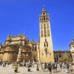 Tour por el Alcázar, la Catedral y la Giralda de Sevilla: Una Inmersión en la Historia