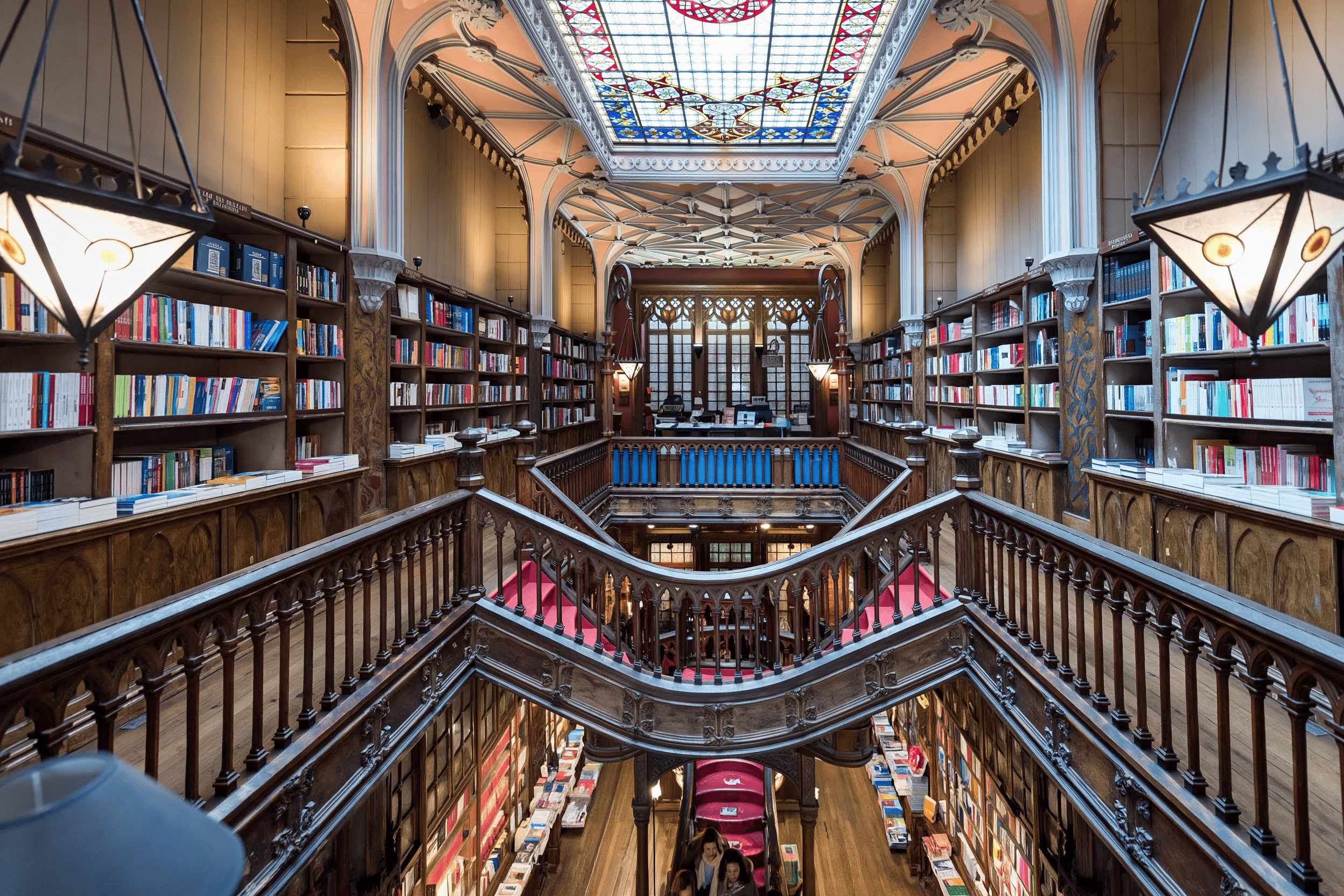 Fachada neogótica de la Librería Lello en Oporto, Portugal