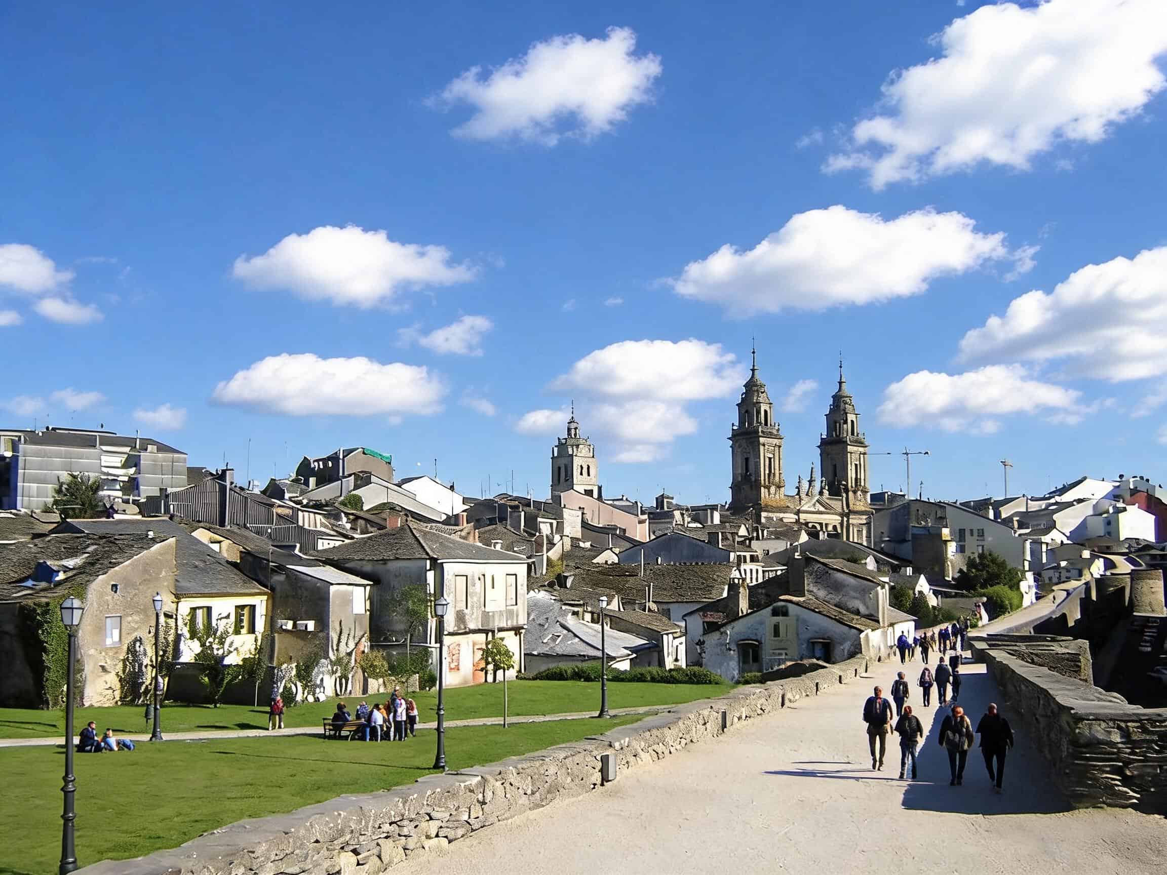 Muralla romana de Lugo con cielo nublado y ambiente animado