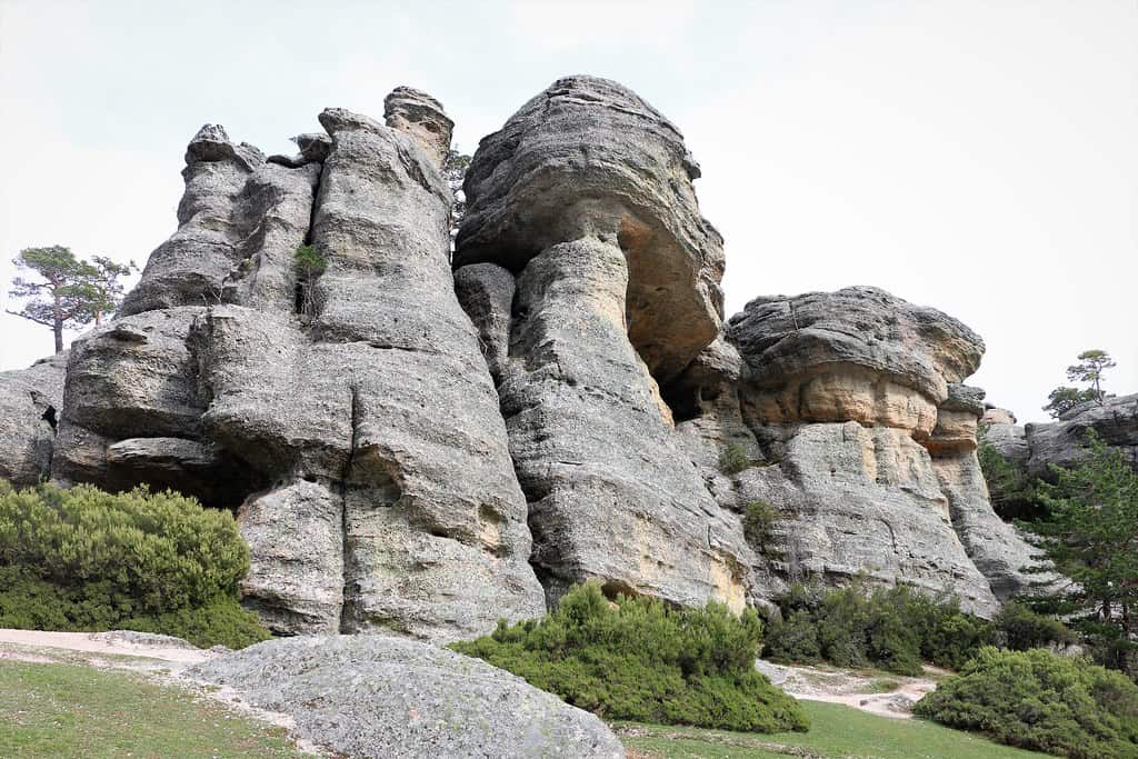 Formaciones rocosas de Castroviejo entre pinos en la Sierra de Urbión, Soria