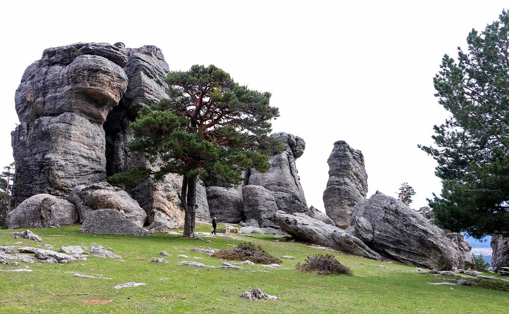 Cueva Serena con su cascada natural en el entorno de Castroviejo, Duruelo de la Sierra