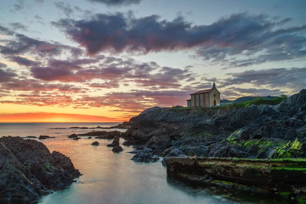 La famosa ola izquierda de Mundaka con surfistas, Reserva de Urdaibai, Vizcaya