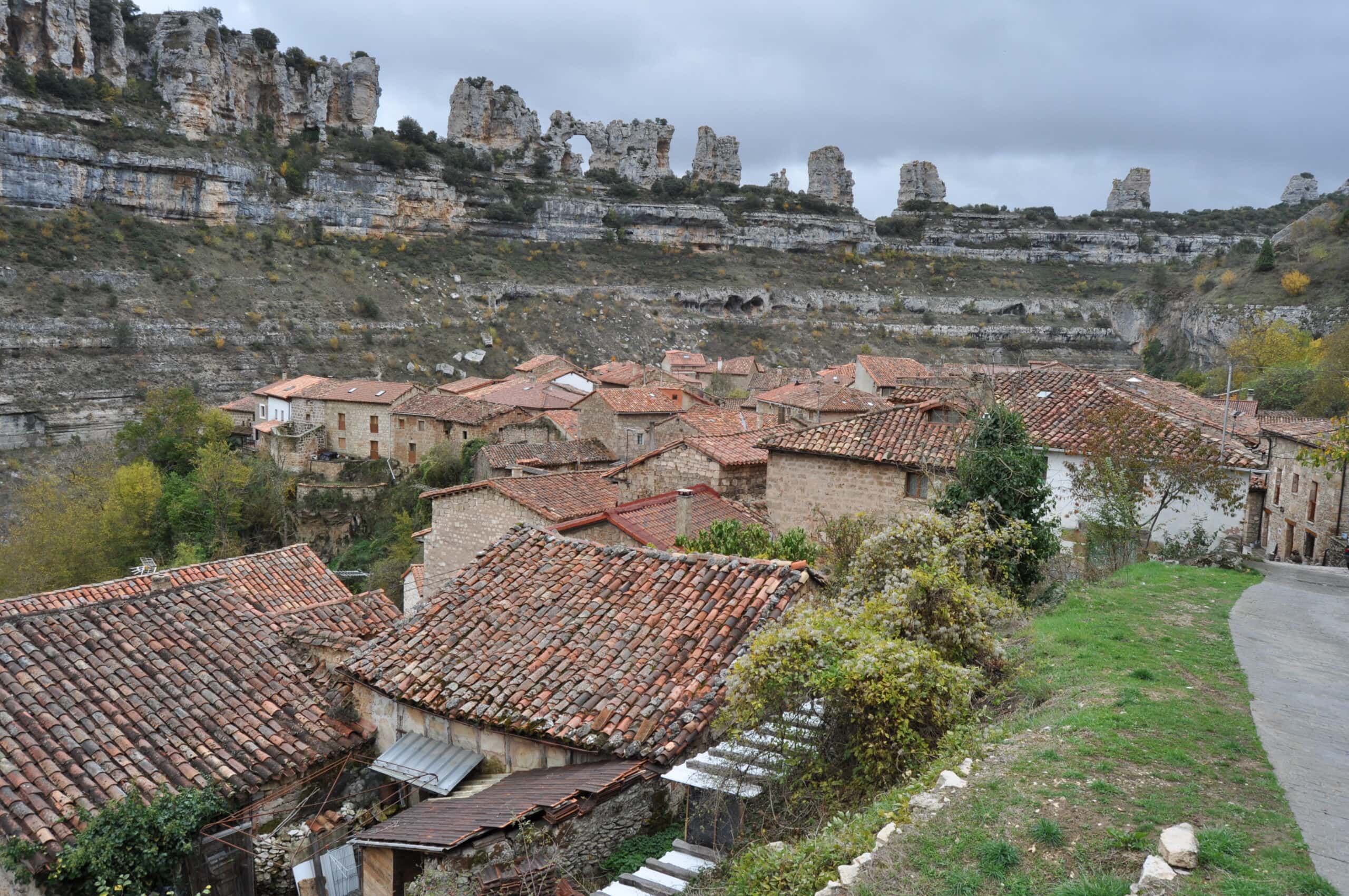 Cascada de Orbaneja del Castillo atravesando el pueblo junto al río Ebro