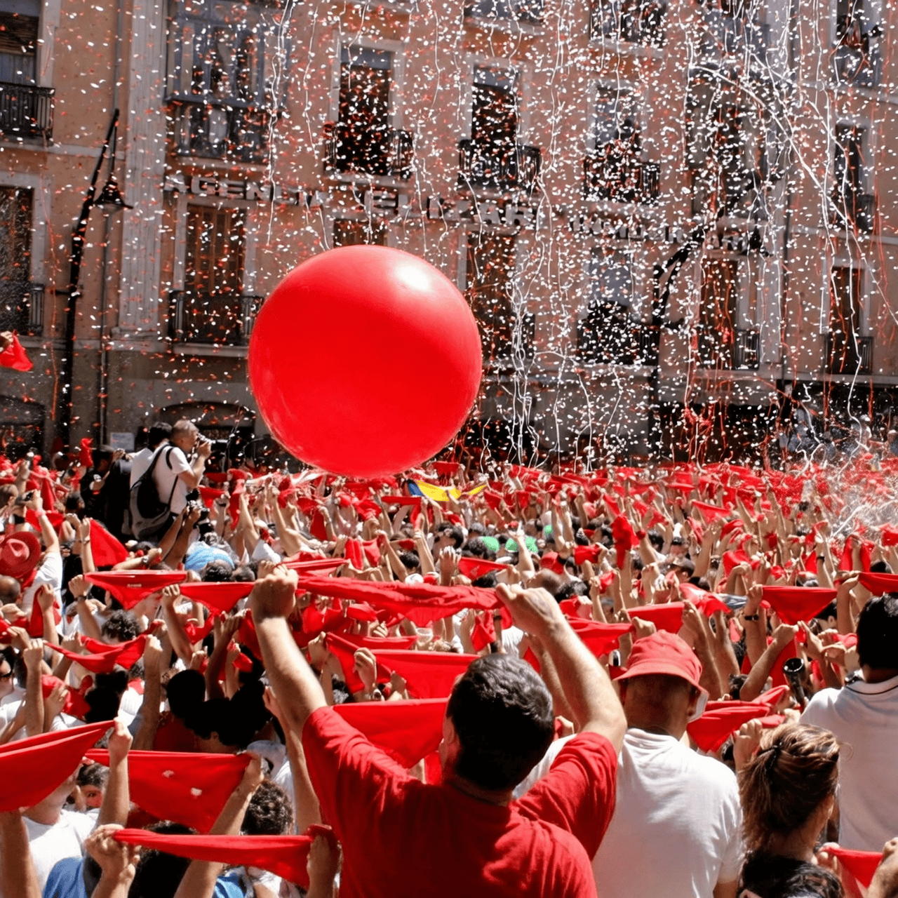 Pamplona durante las Fiestas de San Fermín con pañuelos rojos y ambiente festivo