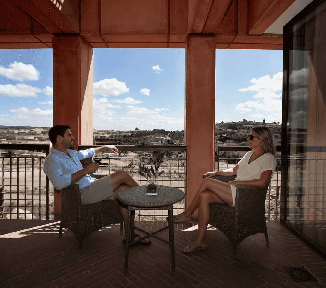 Hotel Cigarral El Bosque con jardines y vistas nocturnas de Toledo