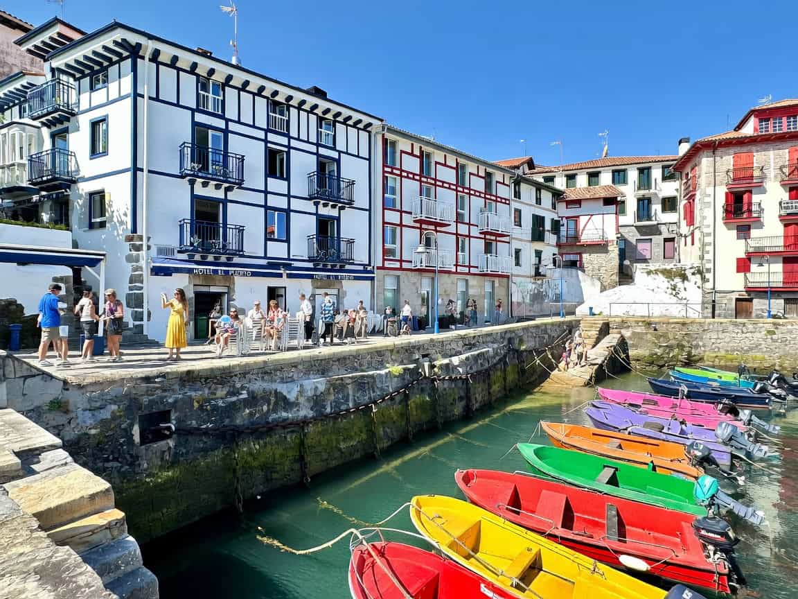 Puerto de Mundaka con barcos y casas vascas, Vizcaya