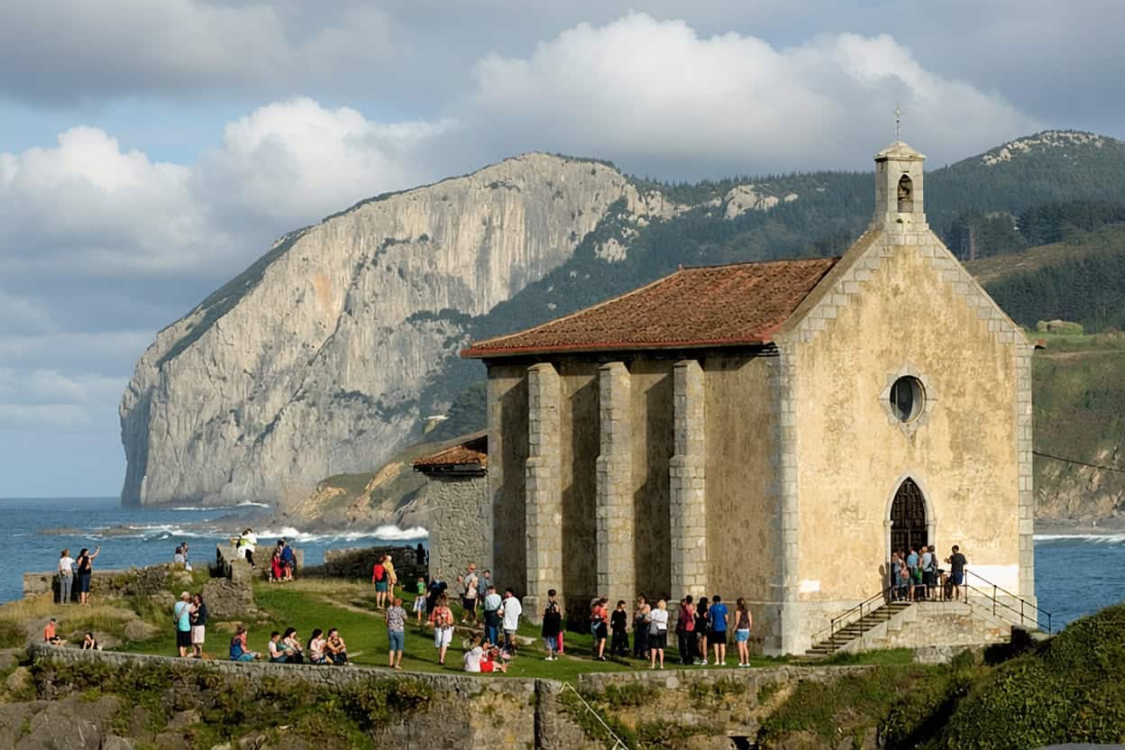 Ermita de Santa Catalina en Mundaka con vistas a la isla de Izaro y el Cantábrico