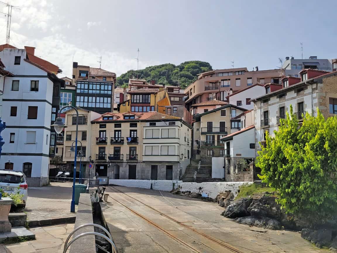 Puerto de Mundaka con sus casas de piedra y la ría de Gernika al fondo, Vizcaya
