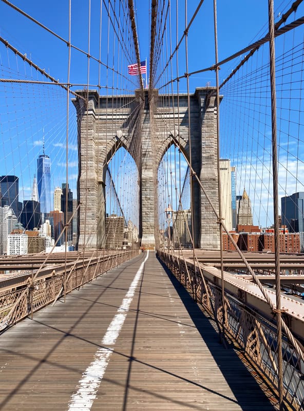 Puente de Brooklyn al atardecer con el skyline de Manhattan al fondo
