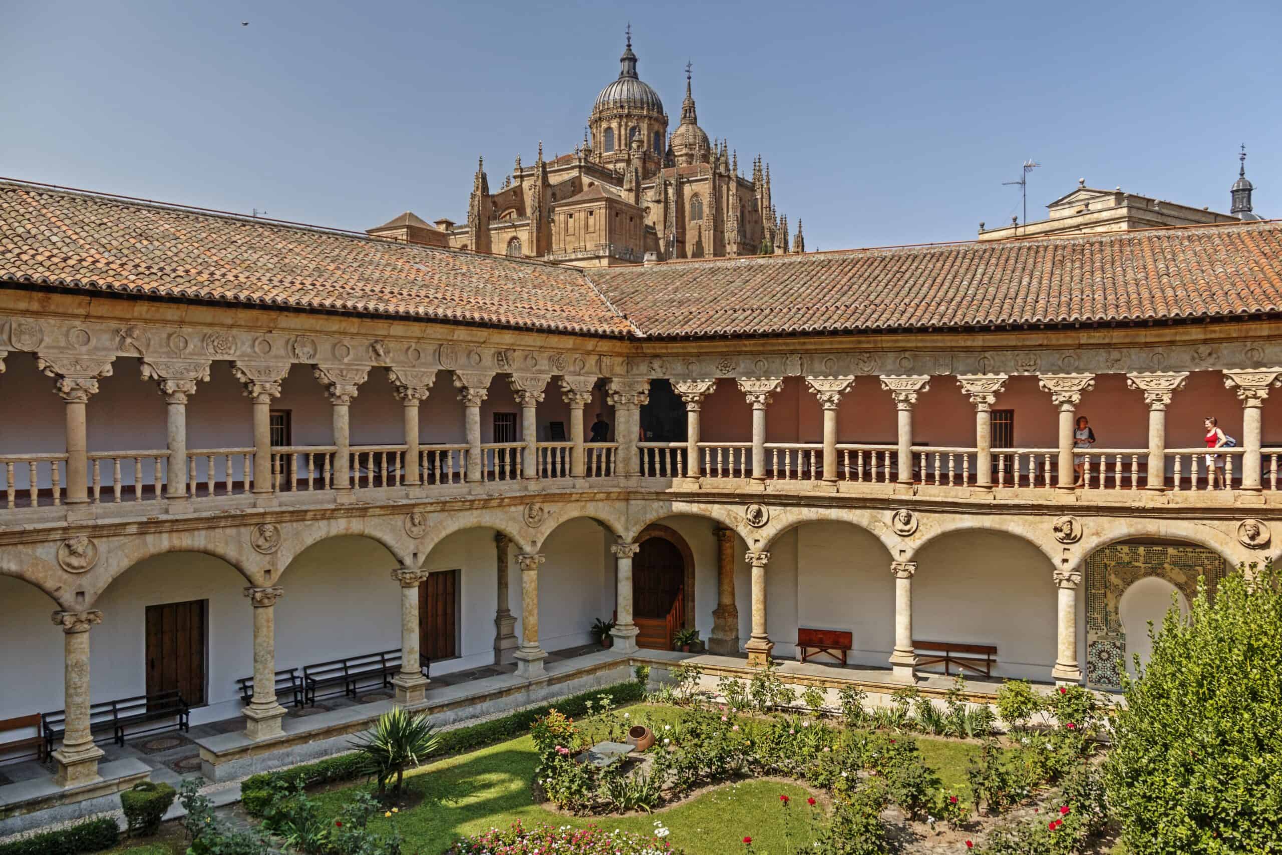 Claustro del convento de Las Dueñas en Salamanca