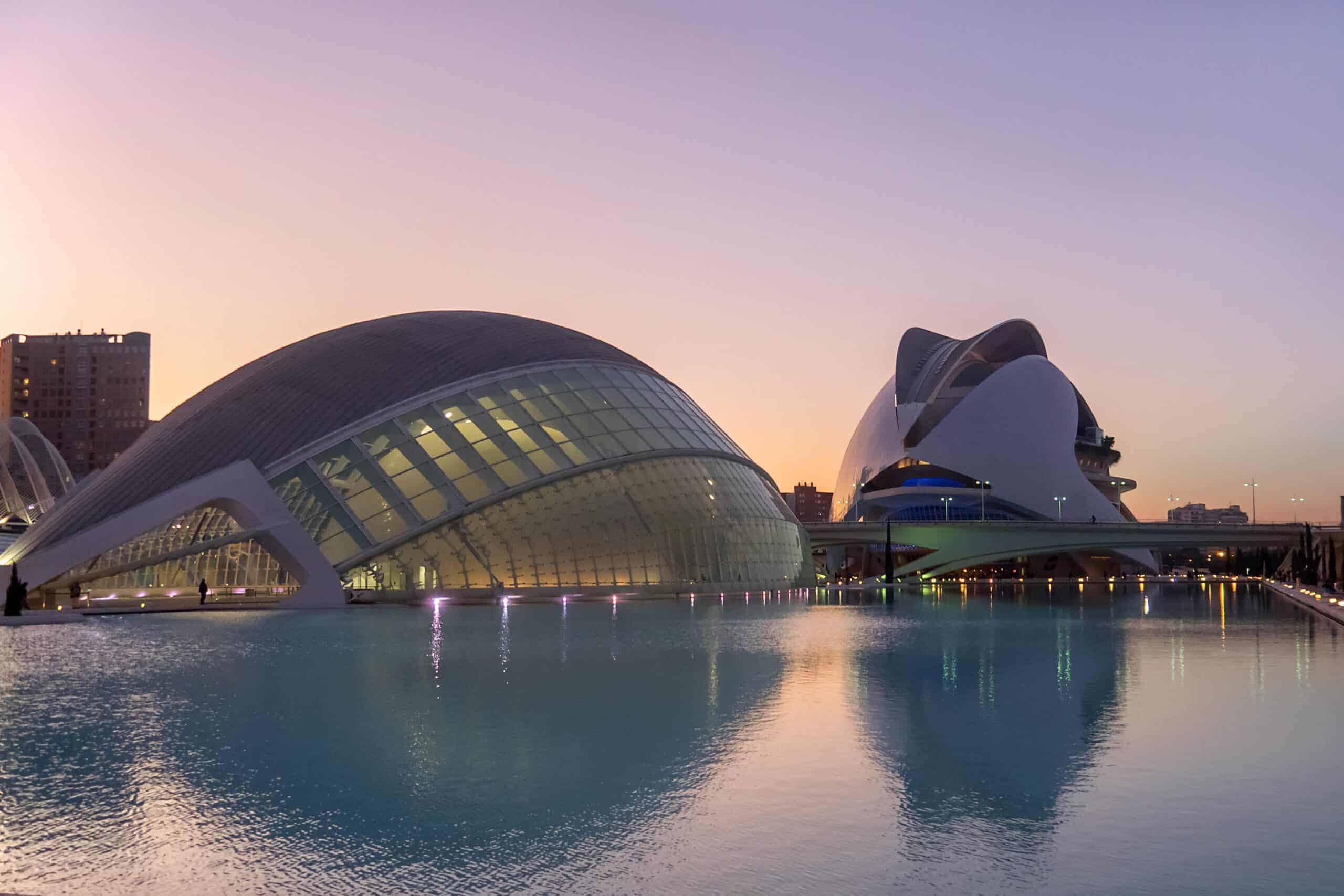 Detalle arquitectónico del Museu de les Ciències Príncep Felip en Valencia, con la estructura bioclimática de Santiago Calatrava en primer plano