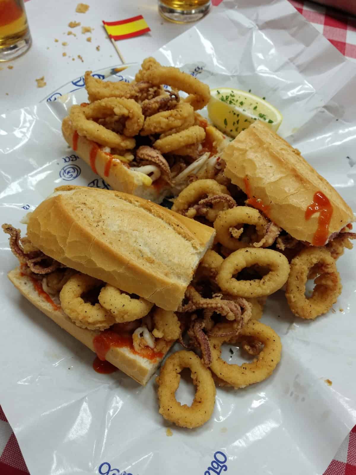 Bocadillo de calamares clásico de Madrid con pan crujiente