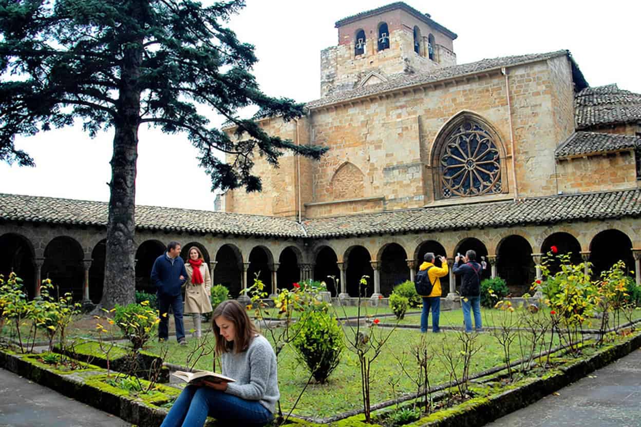 Iglesia de San Pedro de la Rúa en Estella-Lizarra, con su claustro románico
