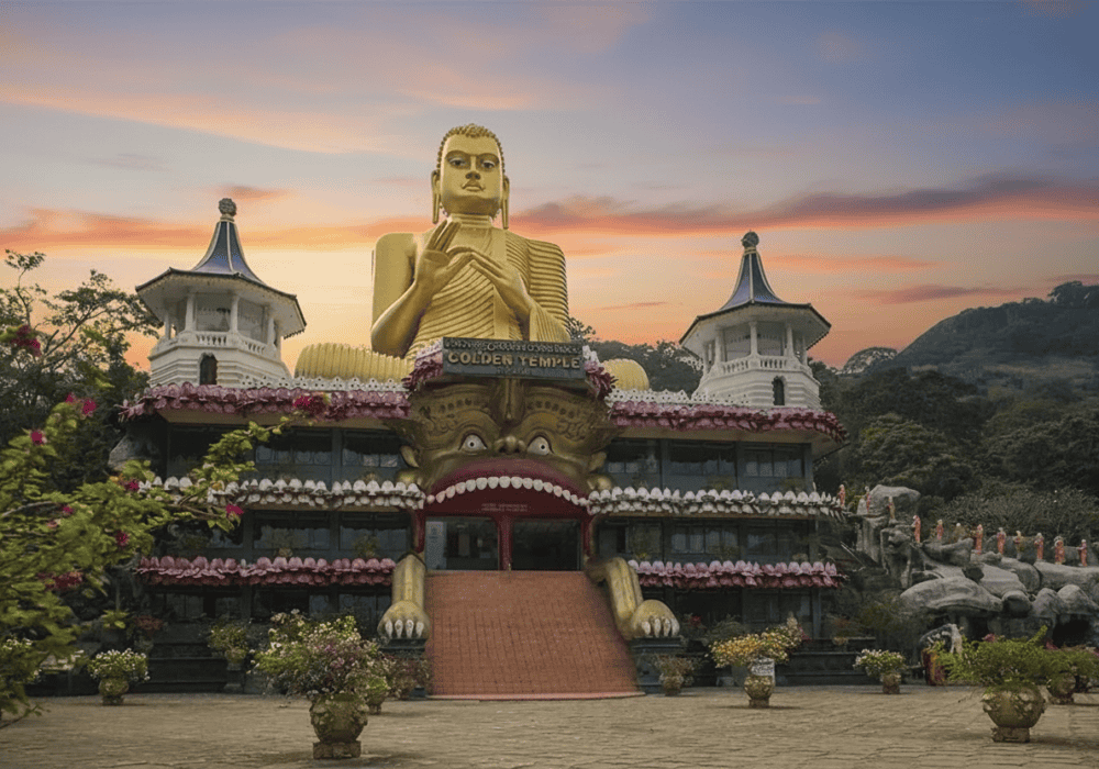 Templo de Buda gigante en Laos con paisaje montañoso al atardecer.