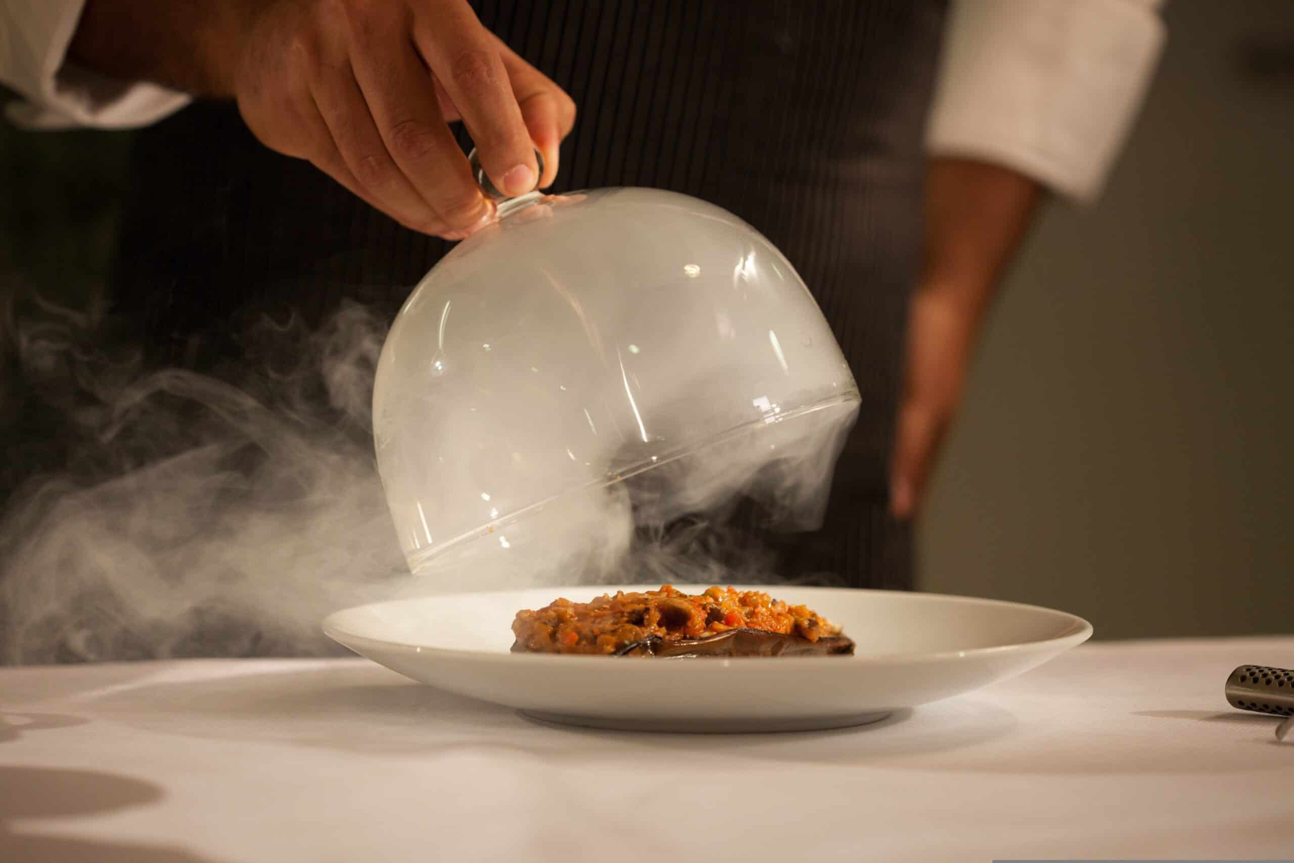 Detalle de emplatado en restaurante con dos Estrellas Michelin en Madrid: técnica y creatividad en cada plato
