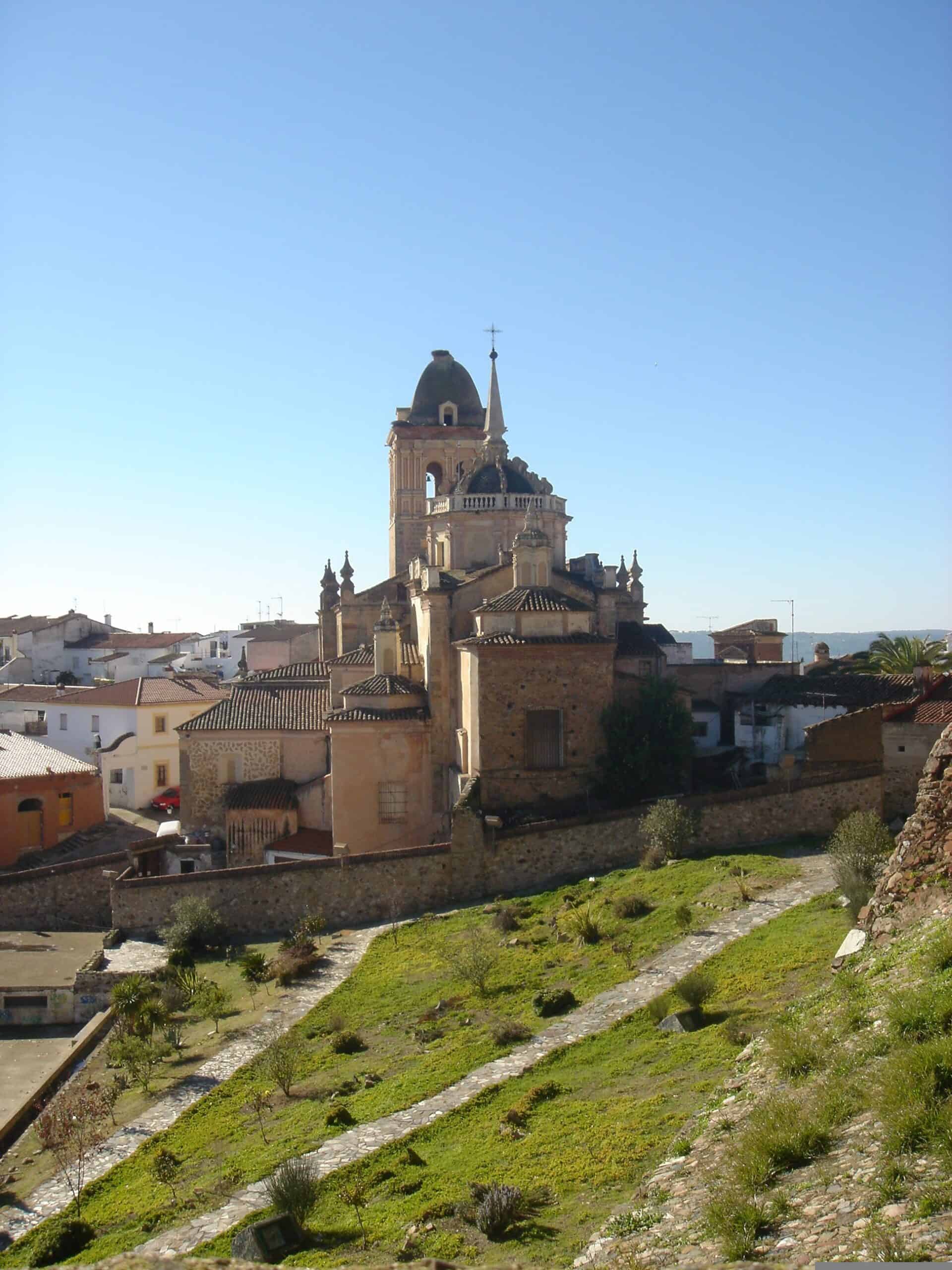 Fachada de la Catedral de San Juan Bautista de Badajoz, templo gótico del siglo XIII