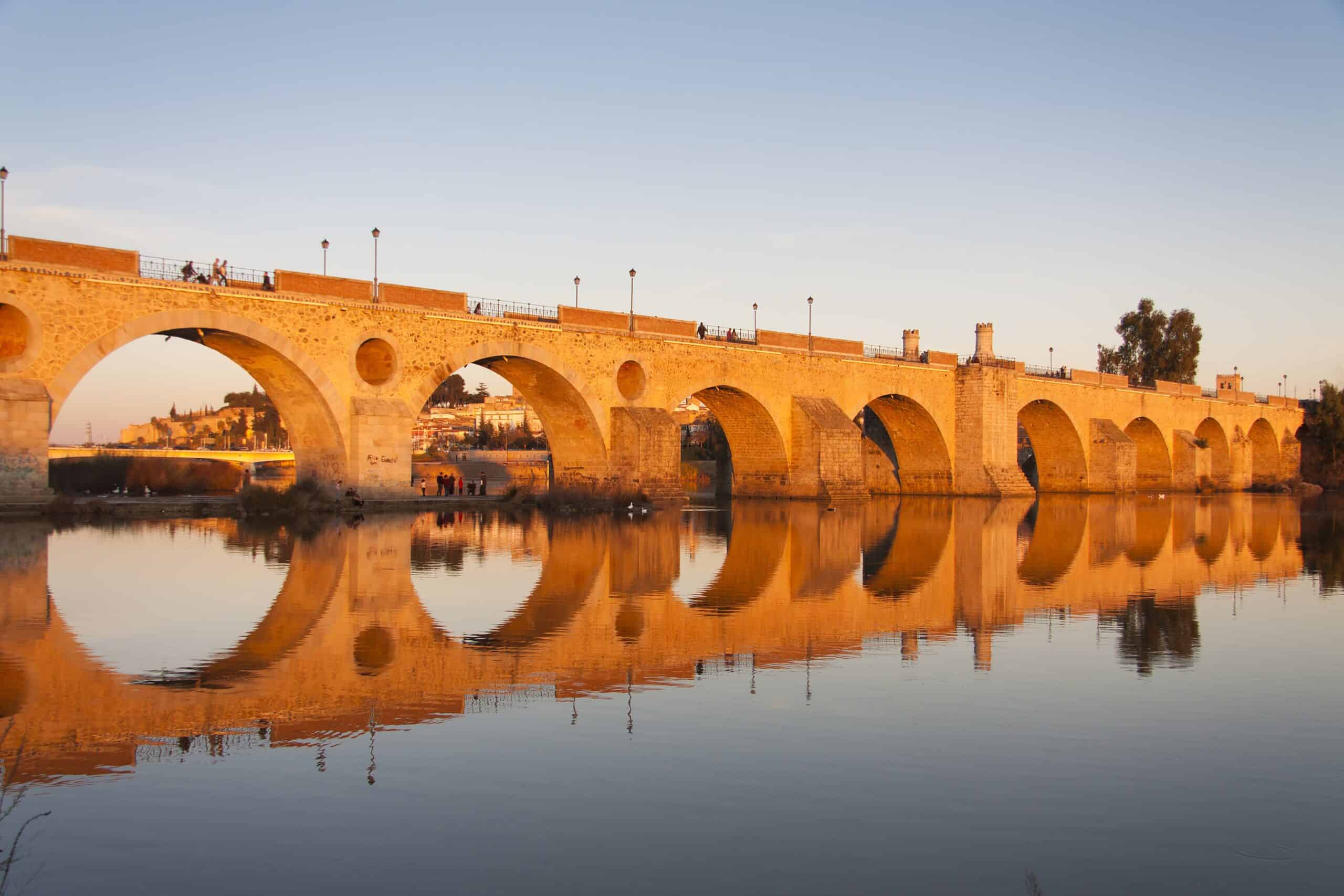 Puente de las Palmas sobre el río Guadiana en Badajoz al atardecer