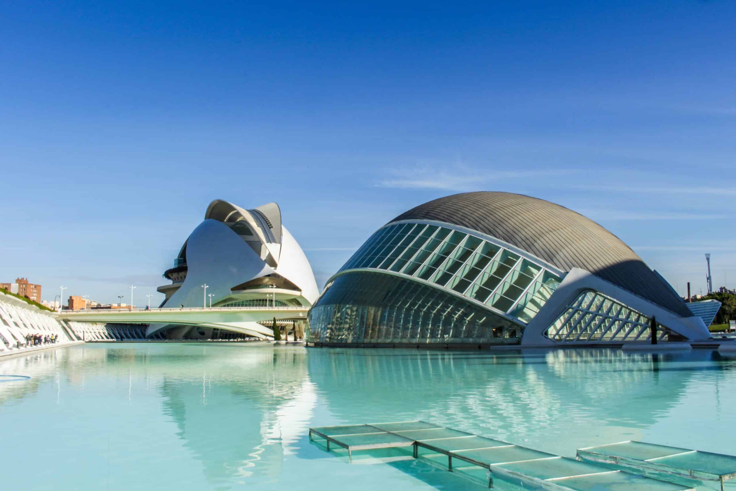 Vista aérea de la Ciudad de las Artes y las Ciencias de Valencia, con el Hemisfèric y el Museu de les Ciències reflejados en el agua del antiguo cauce del Turia