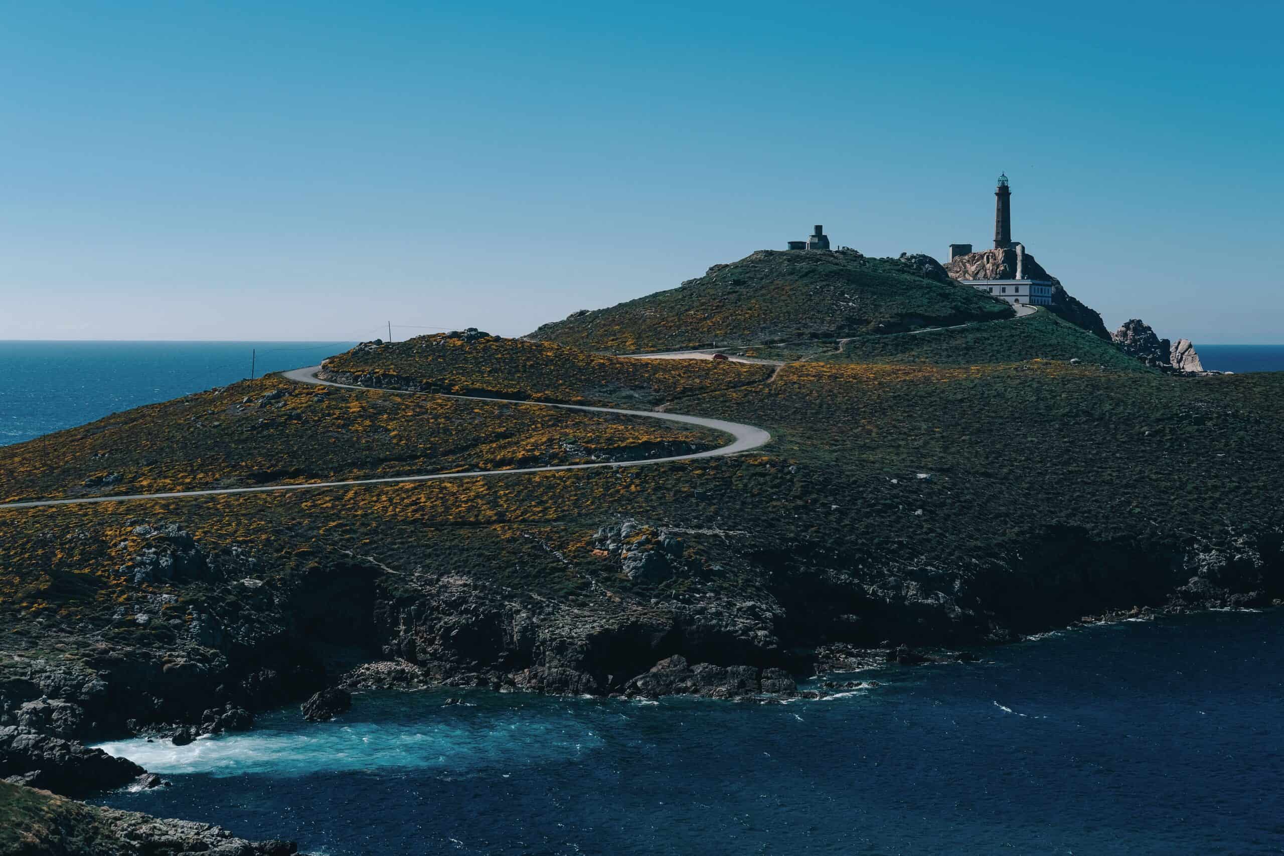 Cabo de Finisterre con el faro y los acantilados sobre el Atlántico