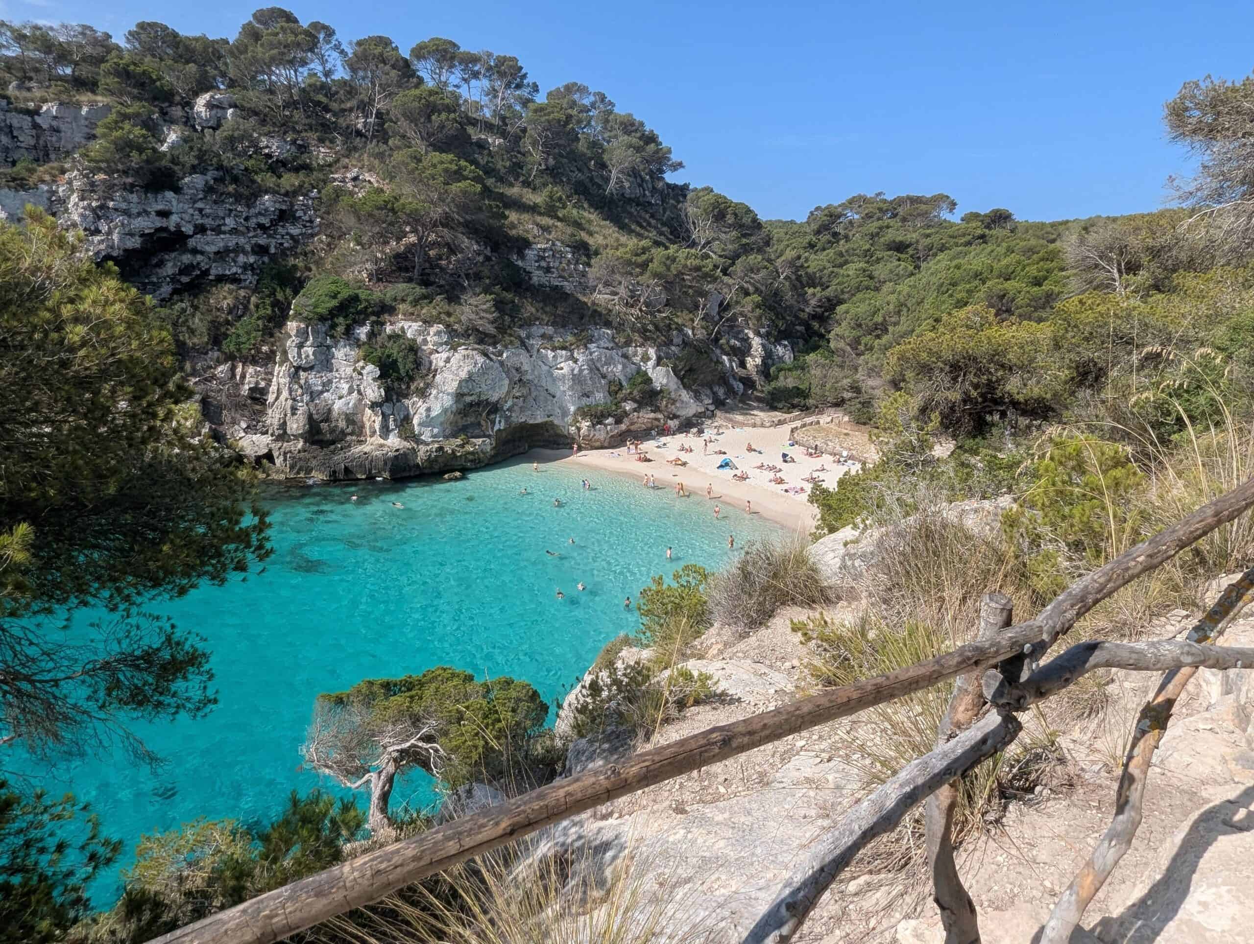 Cala de Menorca con aguas turquesas y arena blanca