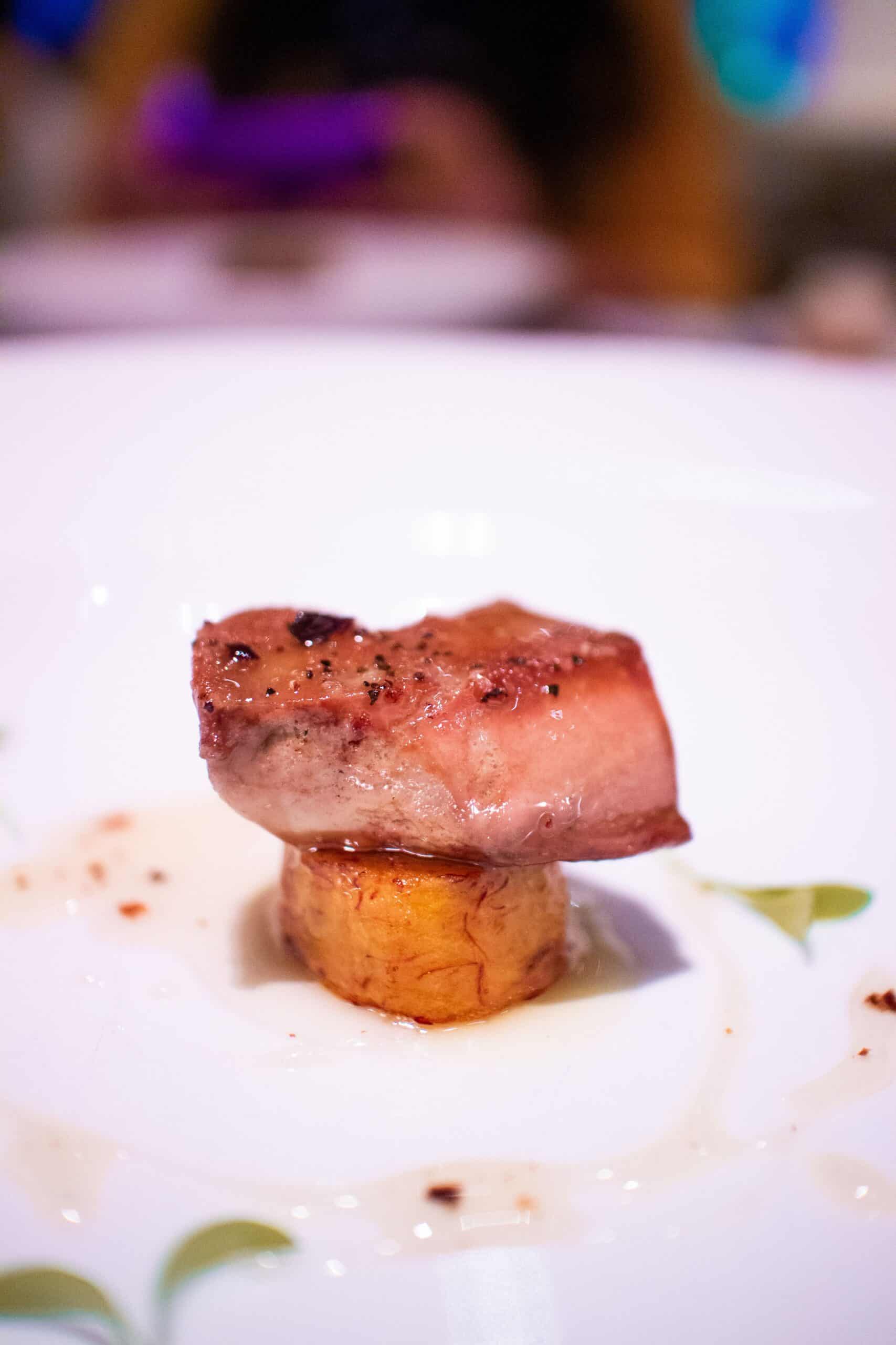 Emplatado de alta cocina vasca en un restaurante con Estrella Michelin en Euskadi: precisión y creatividad en cada plato