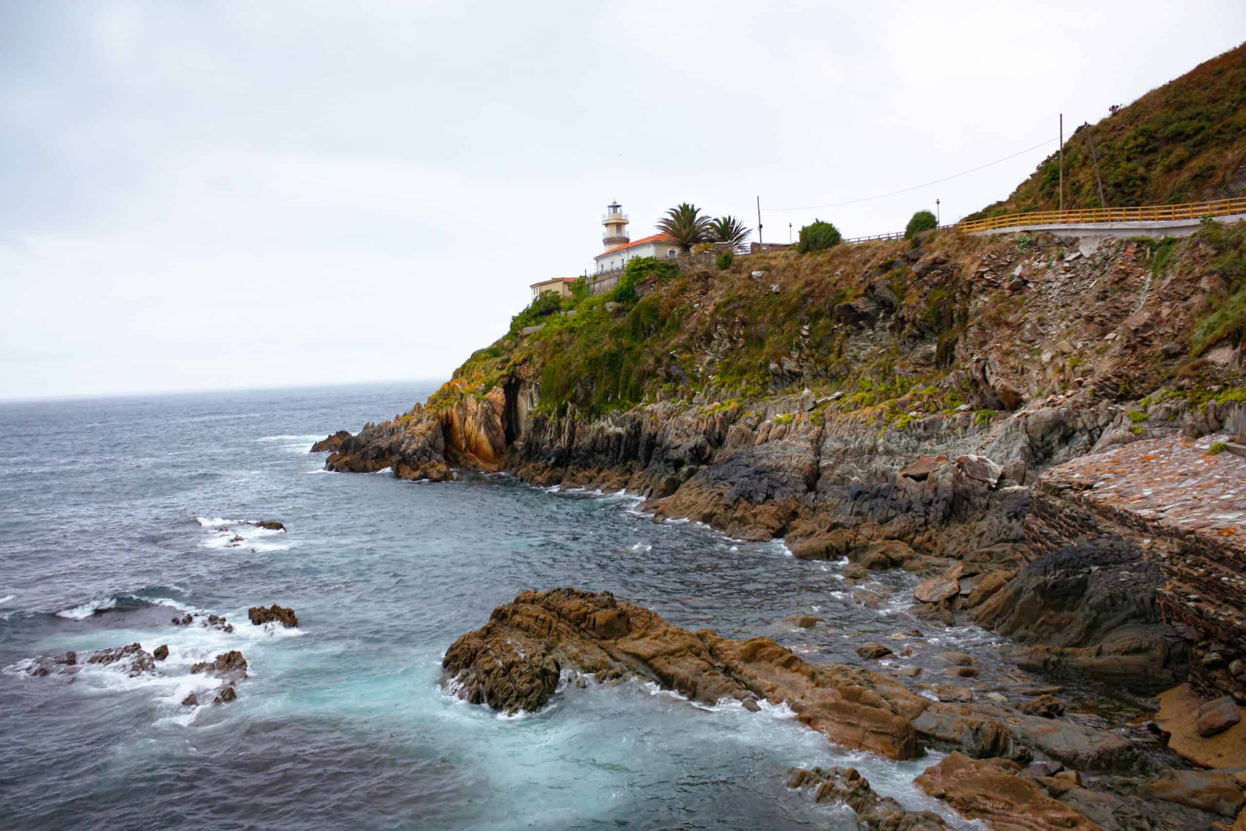 Playa salvaje de la Costa da Morte con arena blanca y oleaje atlántico