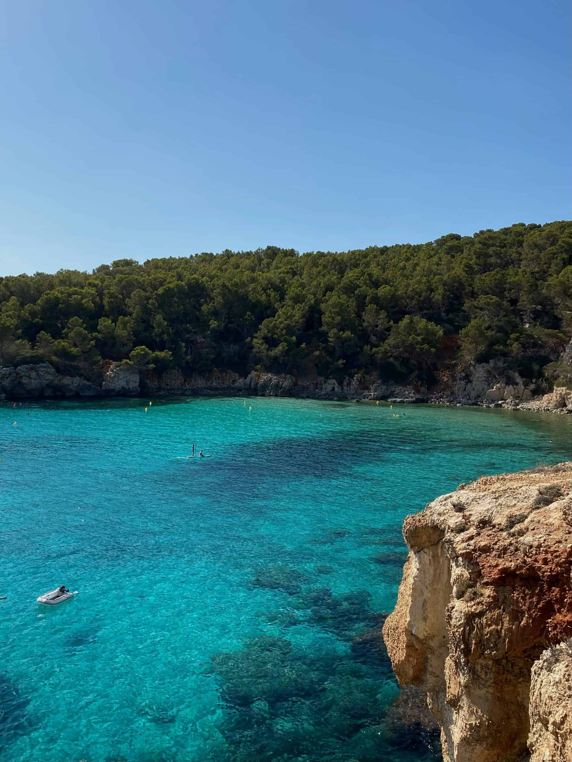 Costa de Menorca vista desde el mar con aguas cristalinas