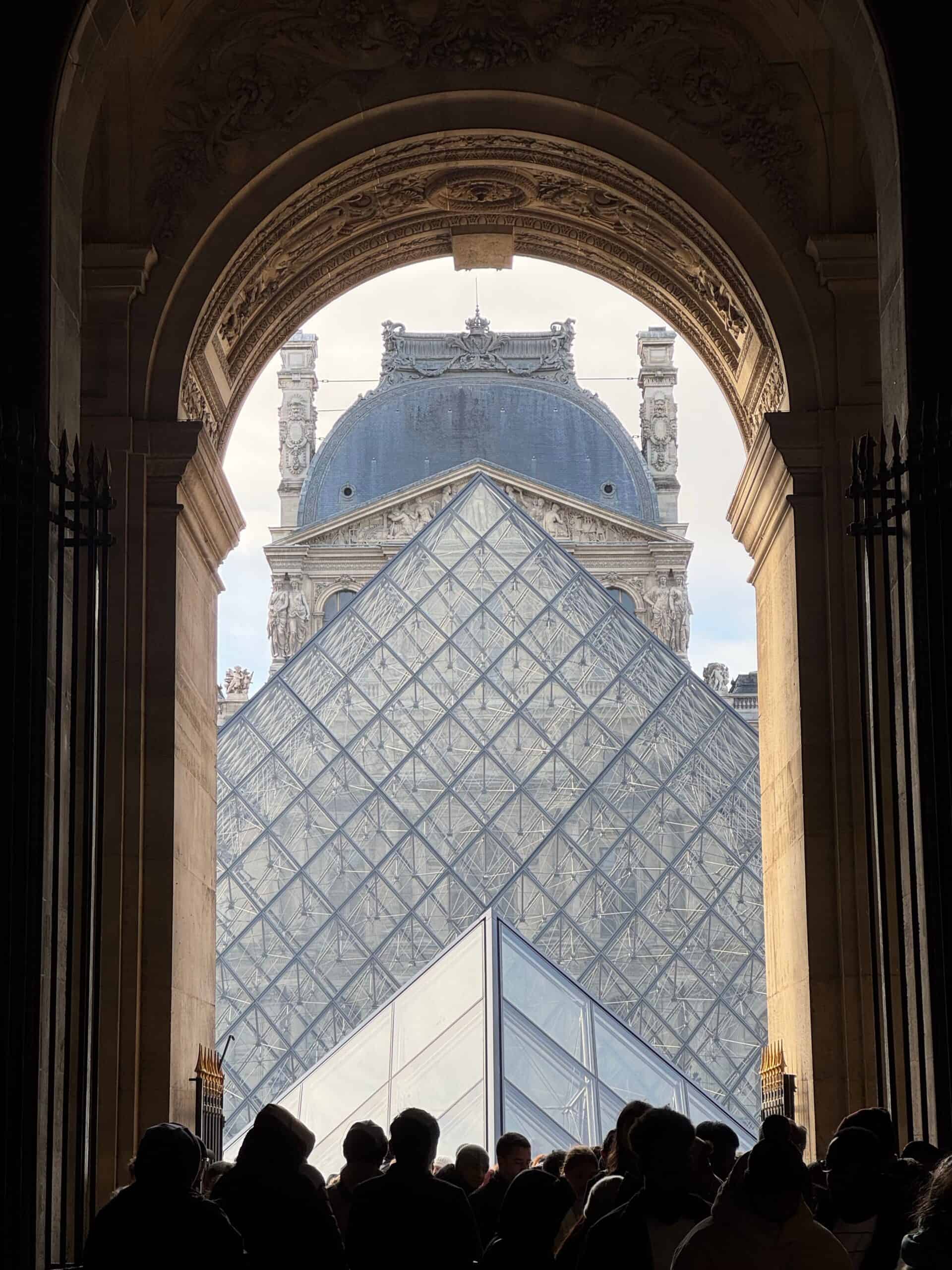 Entrada de la pirámide del Louvre y accesos alternativos