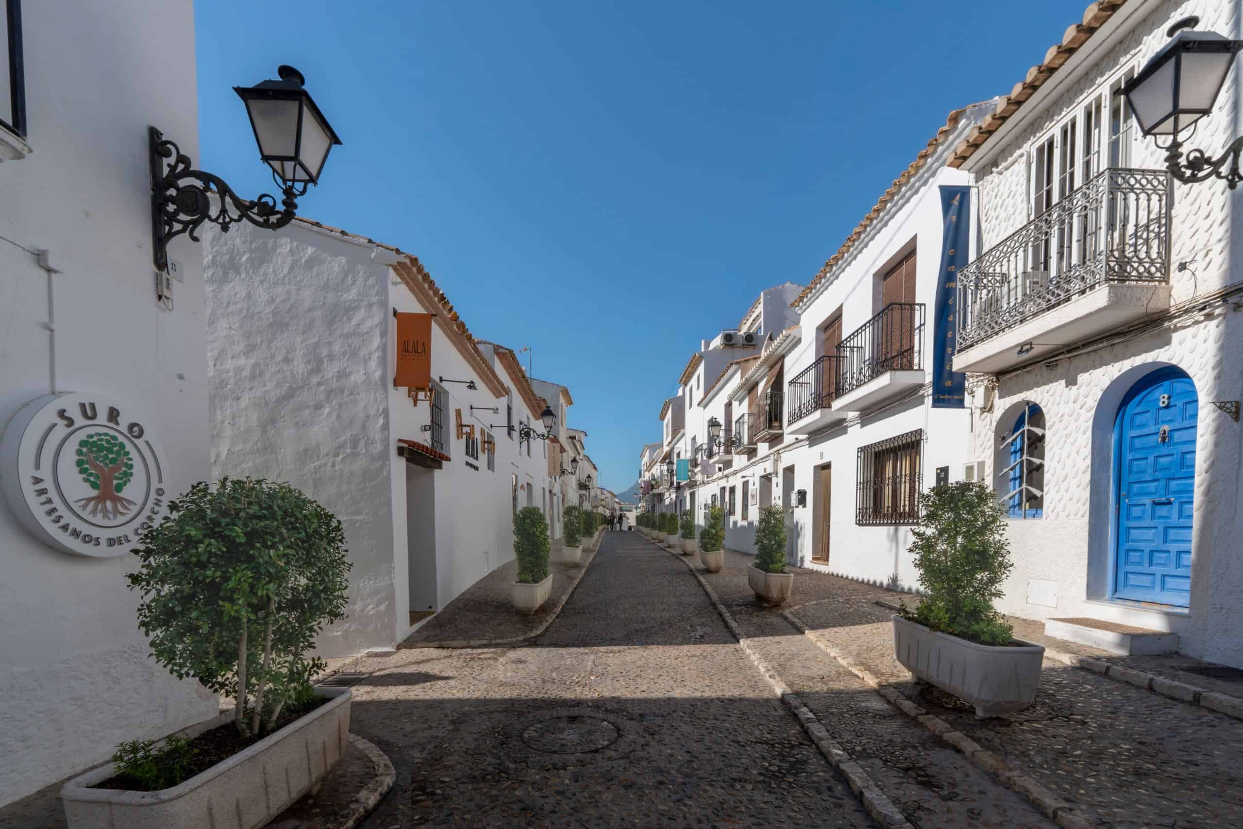 Casco antiguo de Altea con casas blancas y cúpula azul, el Santorini español