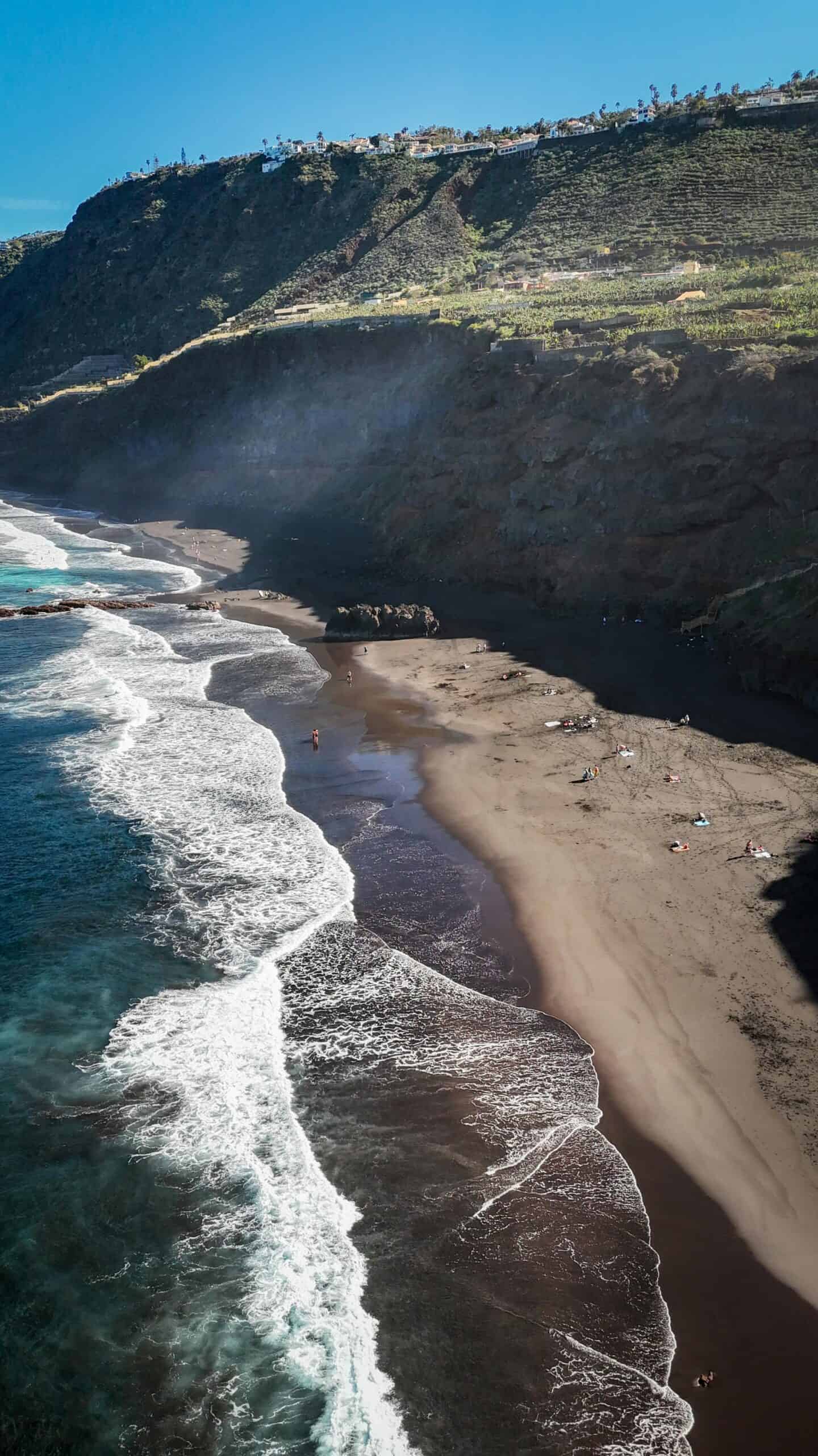 Surfistas en la Playa de Los Locos, Suances – oleaje y condiciones del mar Cantábrico
