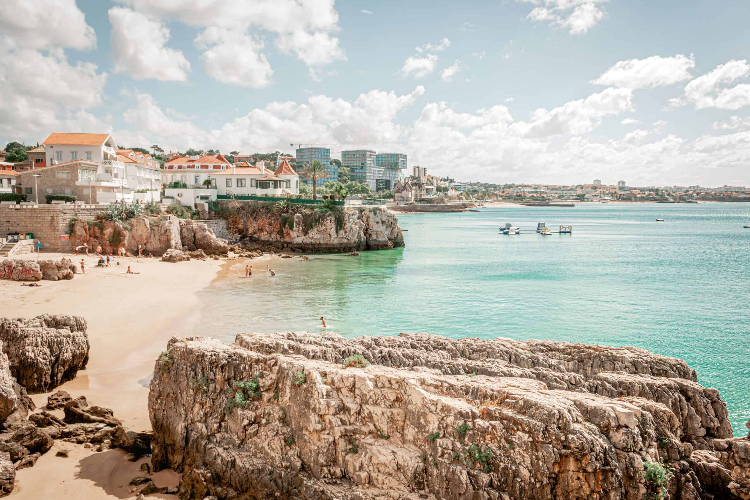 Vista de la Ciudadela y la bahía de Cascais desde el paseo marítimo