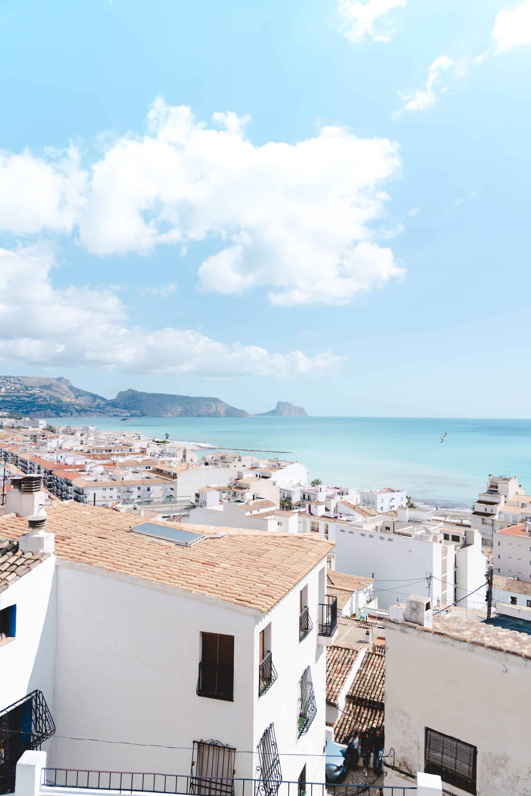 Calles empedradas y fachadas encaladas del casco antiguo de Altea, Costa Blanca