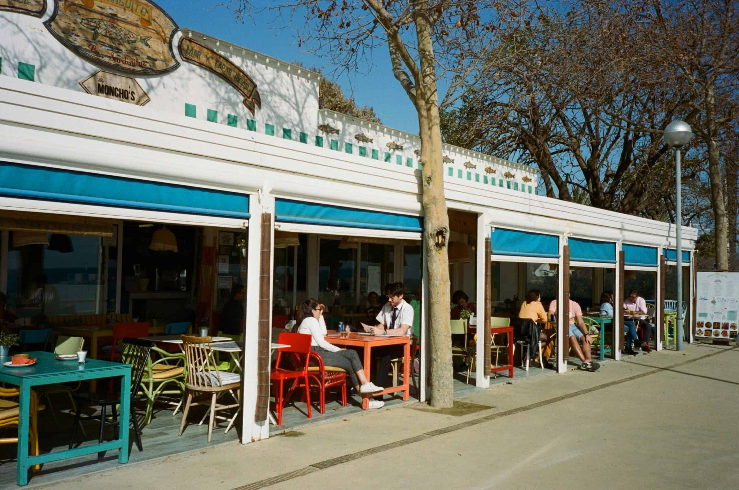 Paella en restaurante con terraza en la Nova Bocana de Barcelona