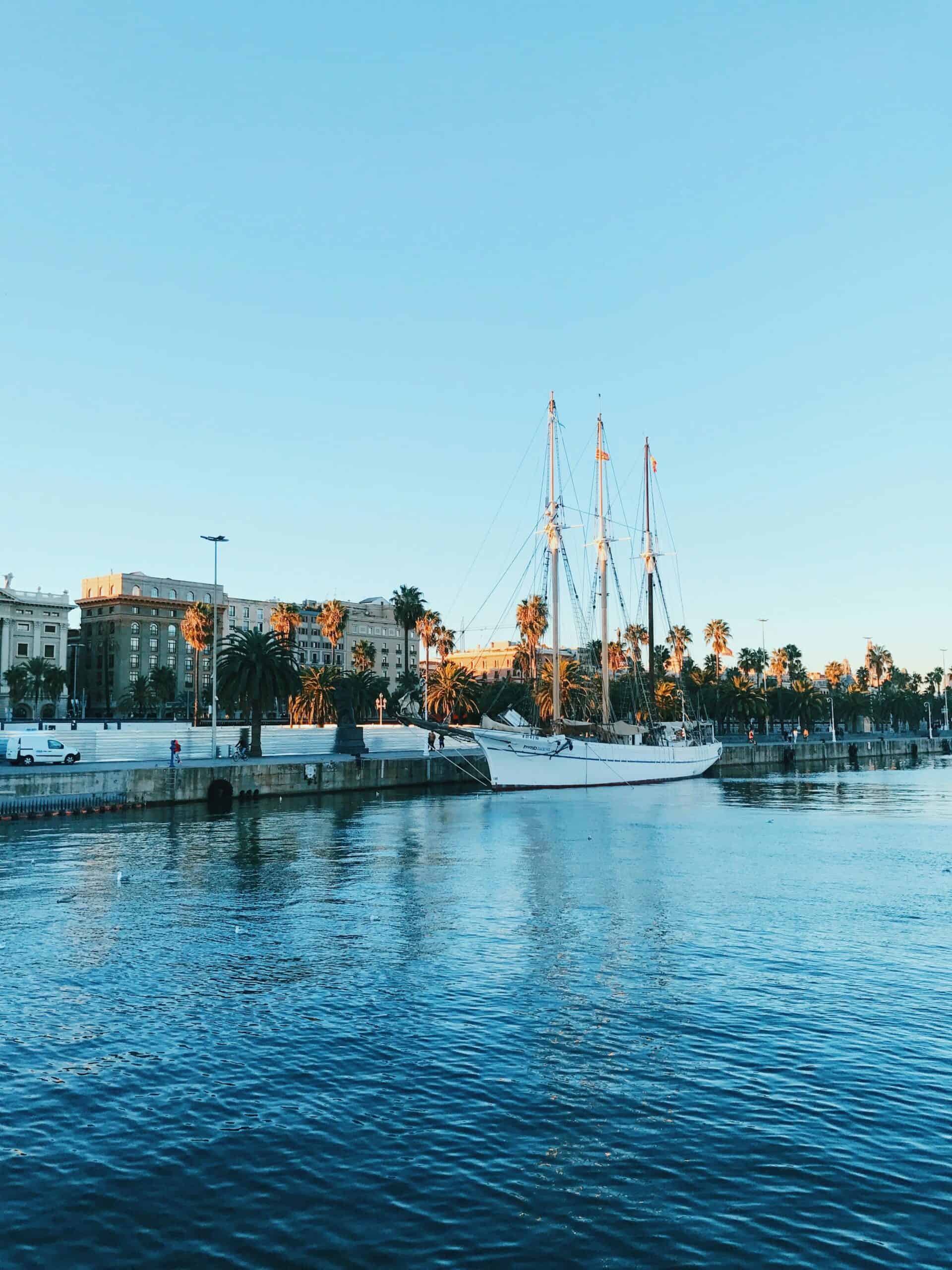 Puerto de Barcelona con vistas al Mediterráneo