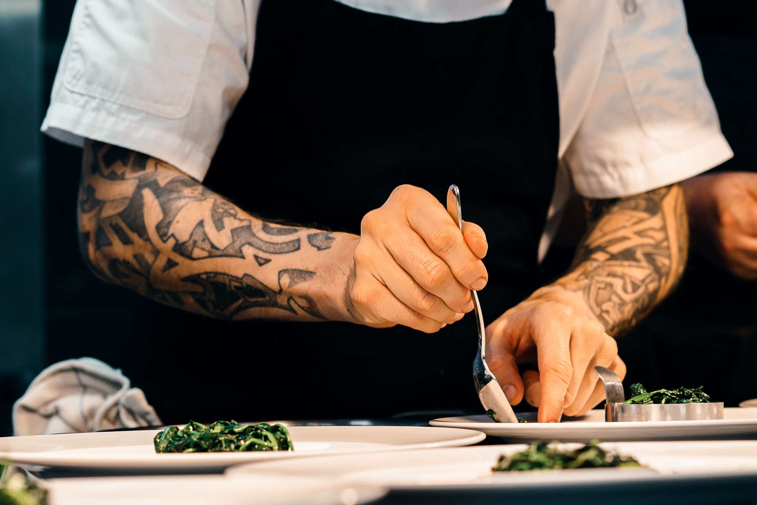 Pintxos y gastronomía vasca tradicional en un bar de San Sebastián, la ciudad con más estrellas Michelin por habitante del mundo