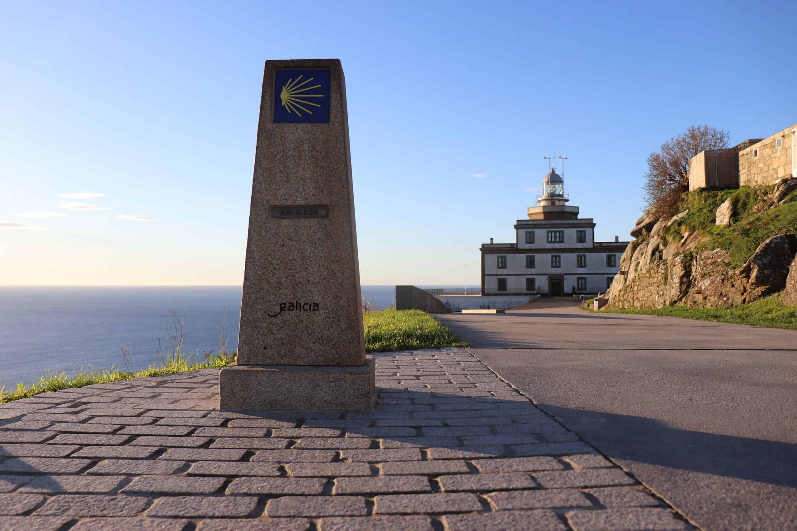 Puerto marinero de Finisterre con barcos de pesca y el pueblo al fondo