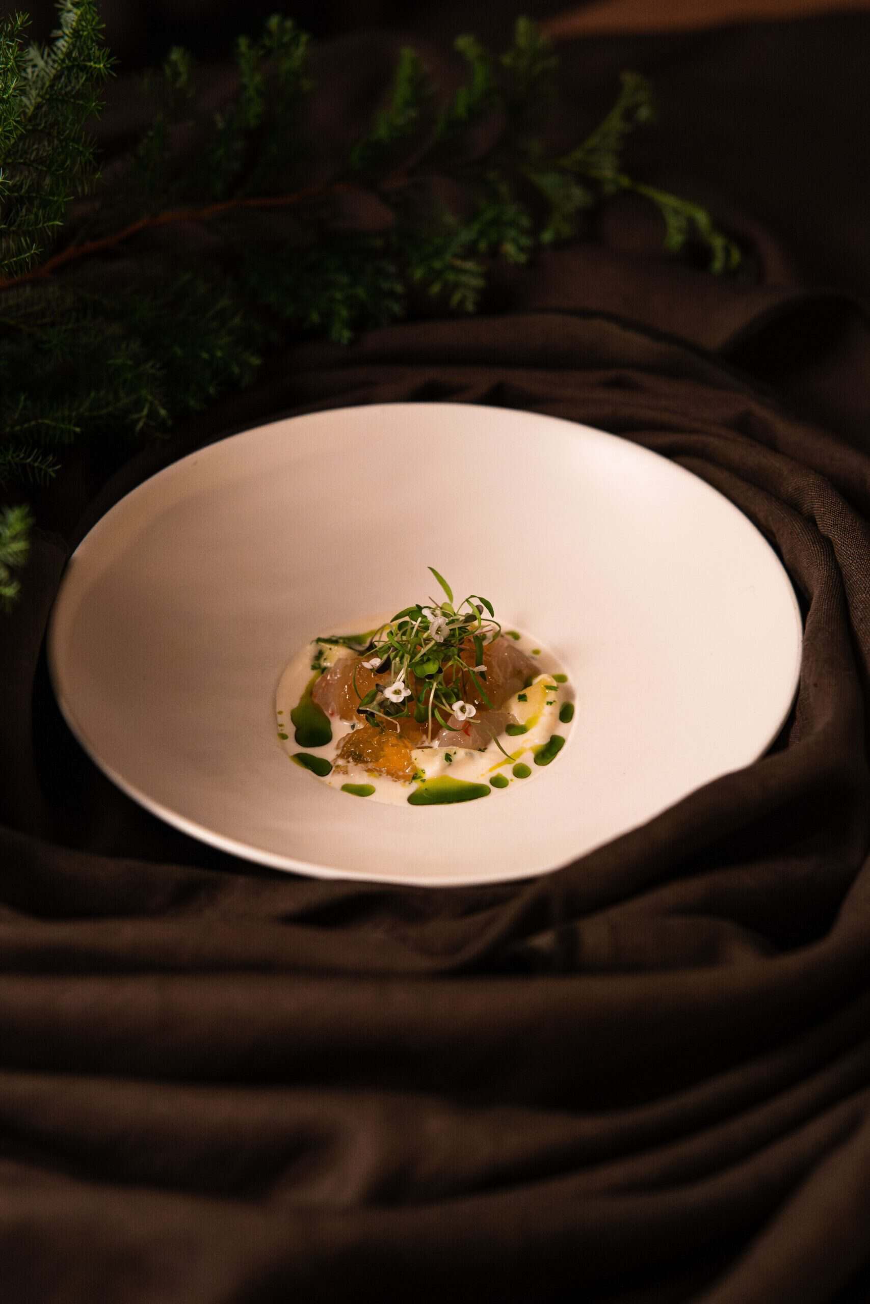 Producto fresco del Cantábrico preparado a la brasa en el País Vasco, técnica central de restaurantes como Etxebarri o Elkano con Estrella Michelin