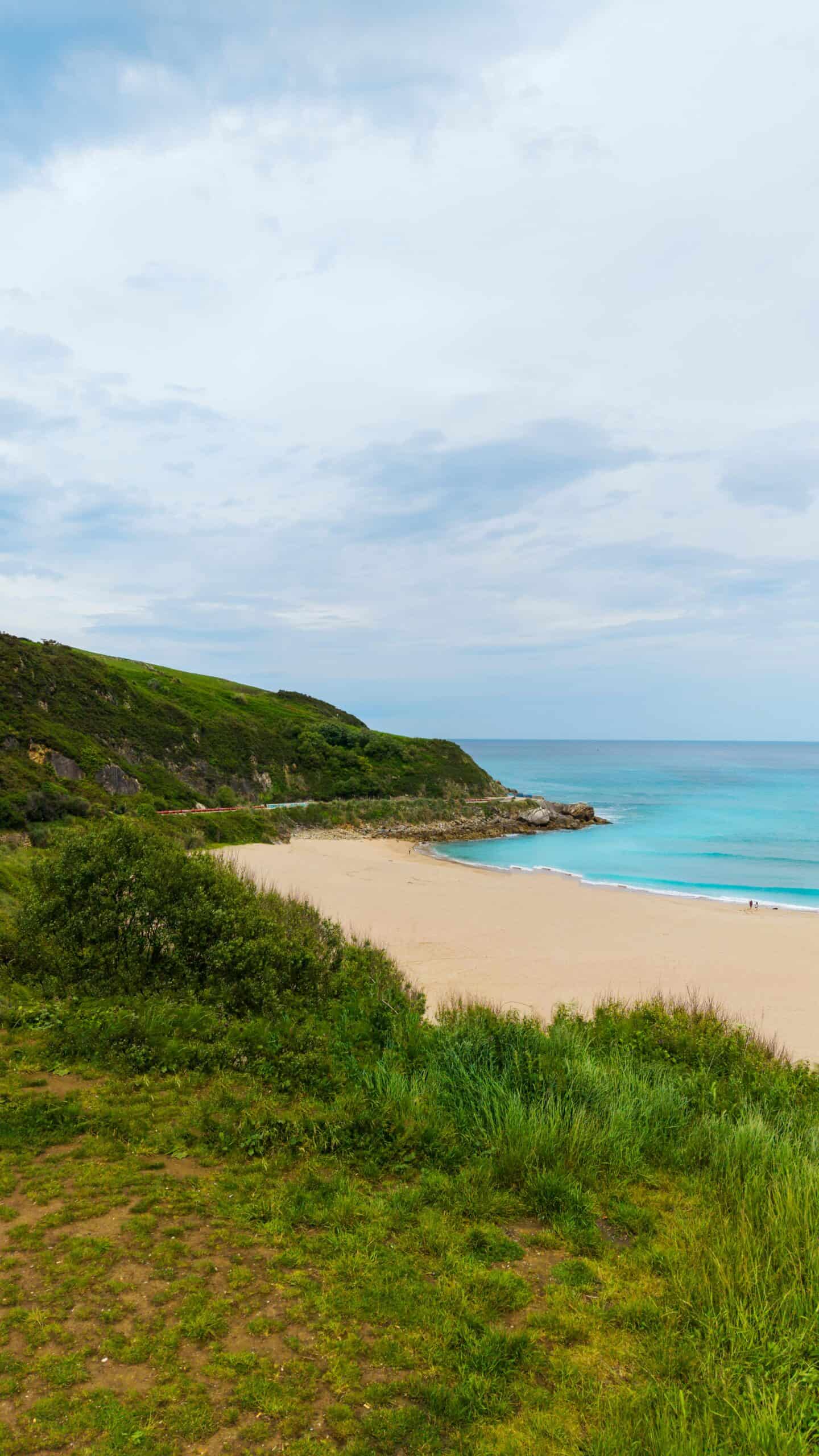 Playa de Los Locos en Suances, Cantabria – vista del arenal y acantilados