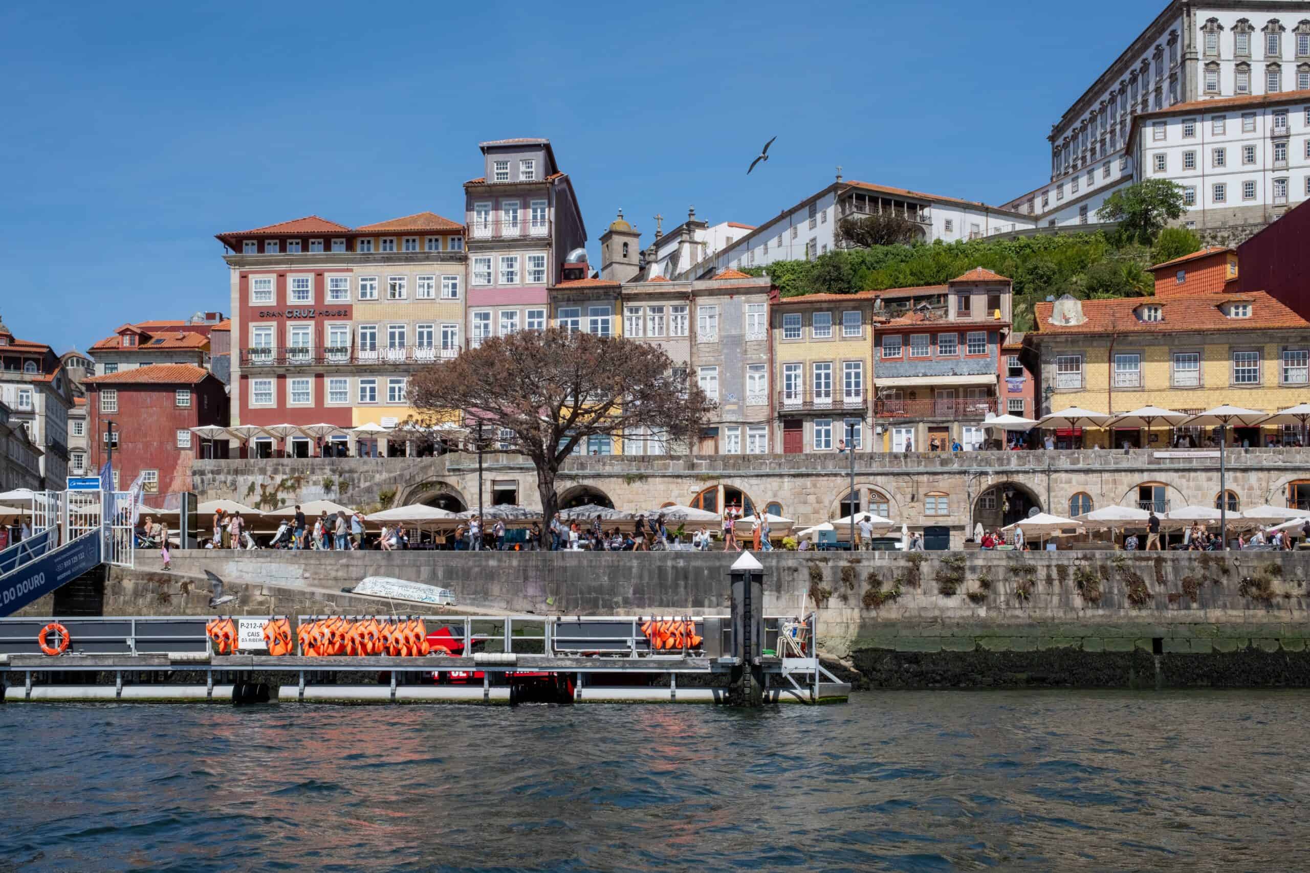 Vista de Oporto con el río Duero y la Ribeira al fondo