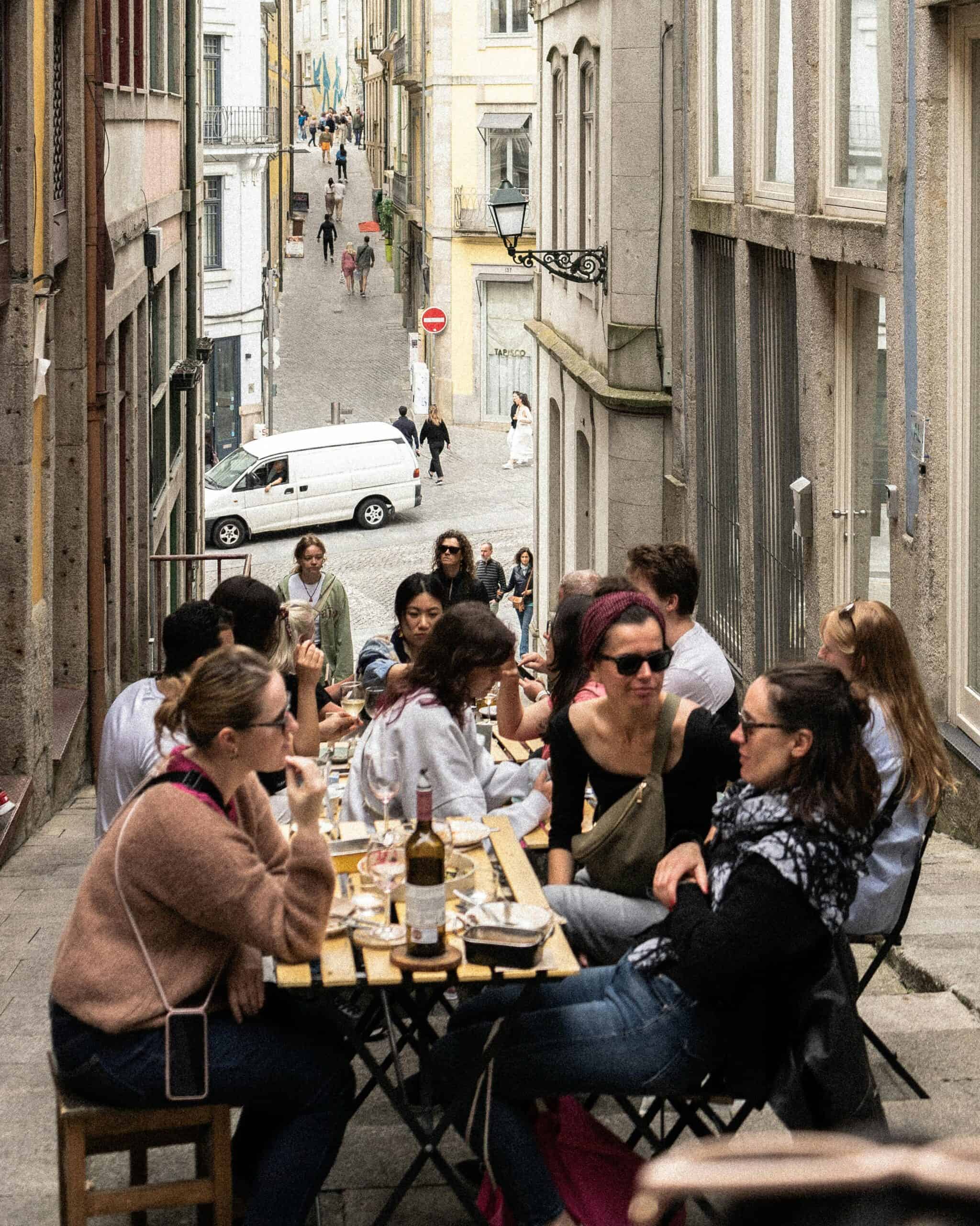 Mercado y gastronomía local en las calles de Oporto