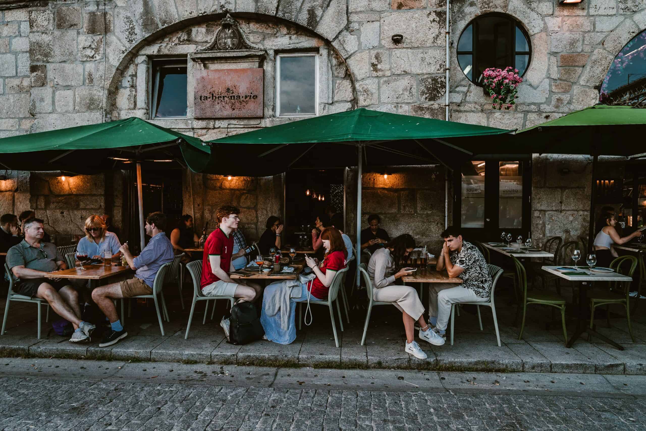 Copas de vino Porto junto al río Duero en Vila Nova de Gaia