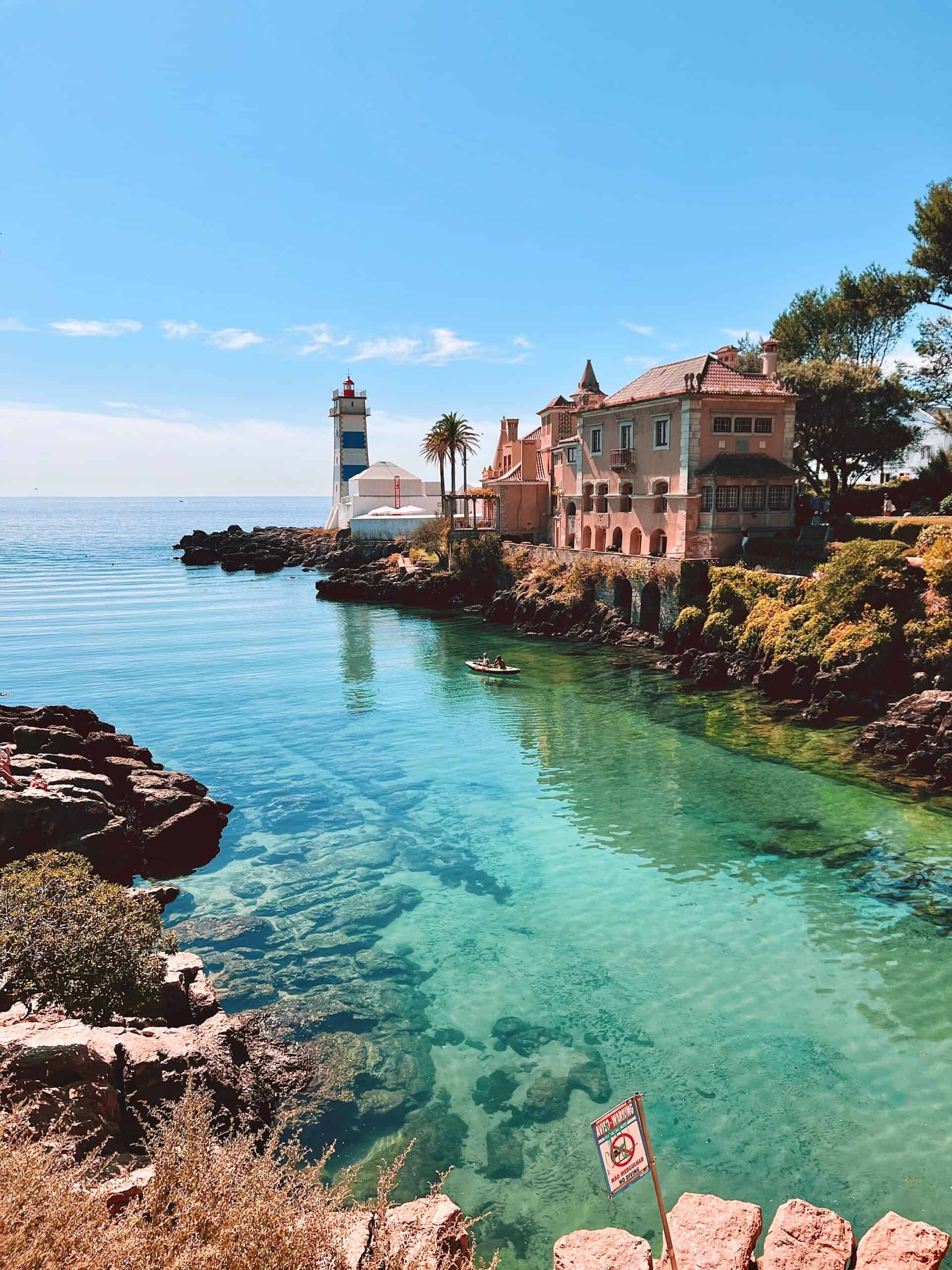 Paseo marítimo entre Cascais y Estoril con vistas al Atlántico