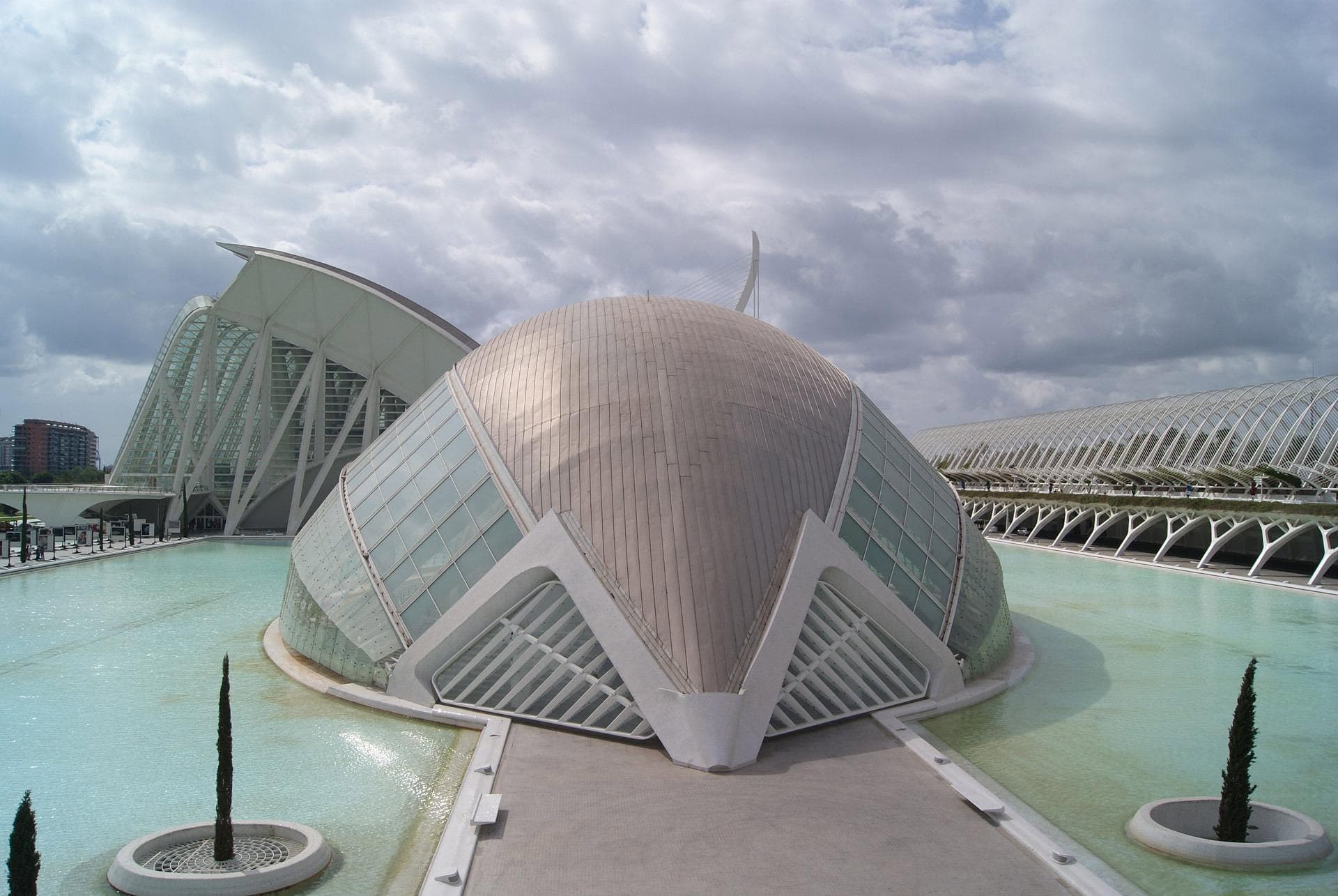 Panorámica de la Ciudad de las Artes y las Ciencias de Valencia con el Palau de les Arts Reina Sofía y el Hemisfèric al fondo reflejados en los estanques